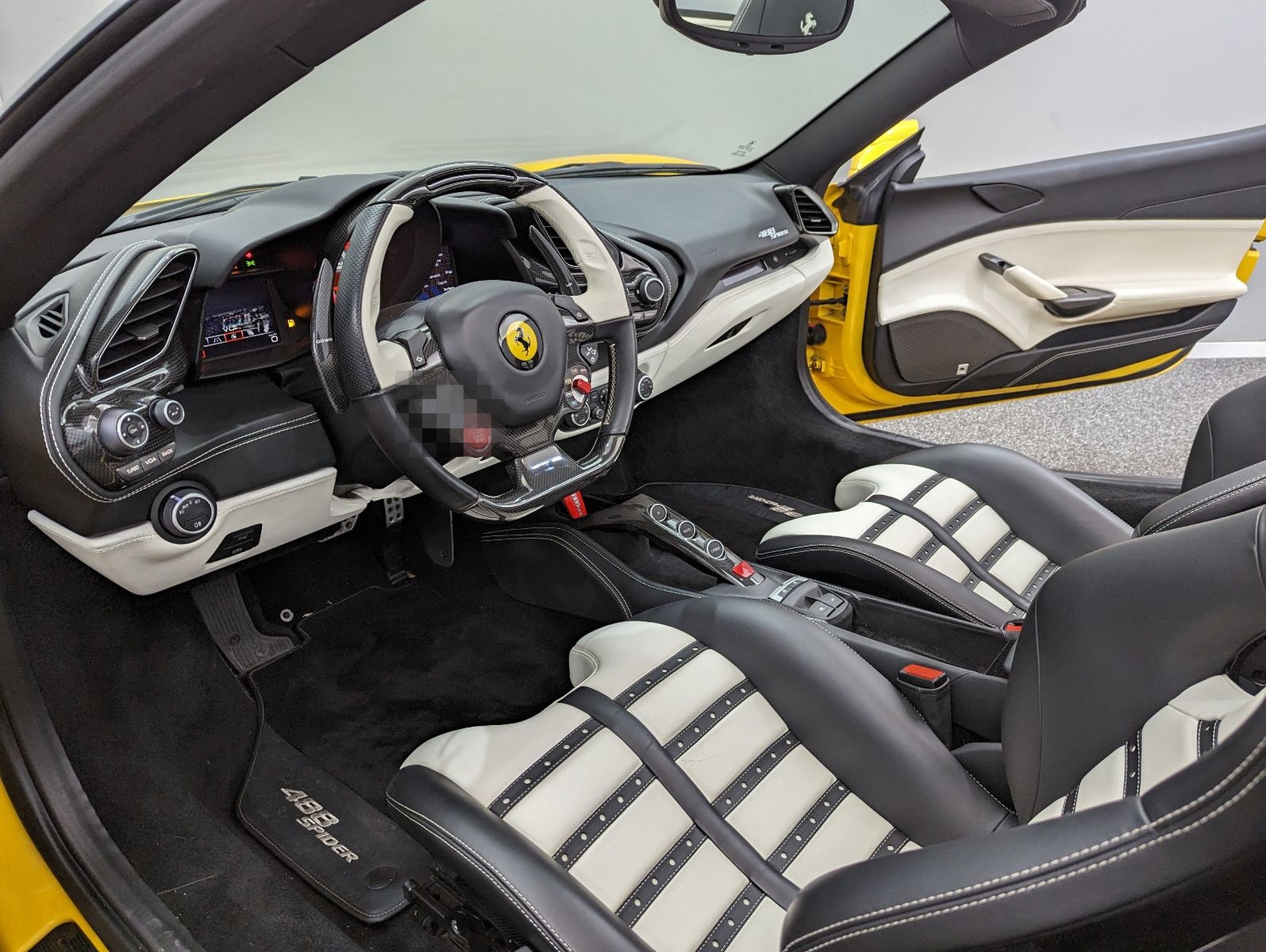 Ferrari 488 Spider ATELIER*CARBONFUL*RACINGSEAT*CAPRISTO foto 10