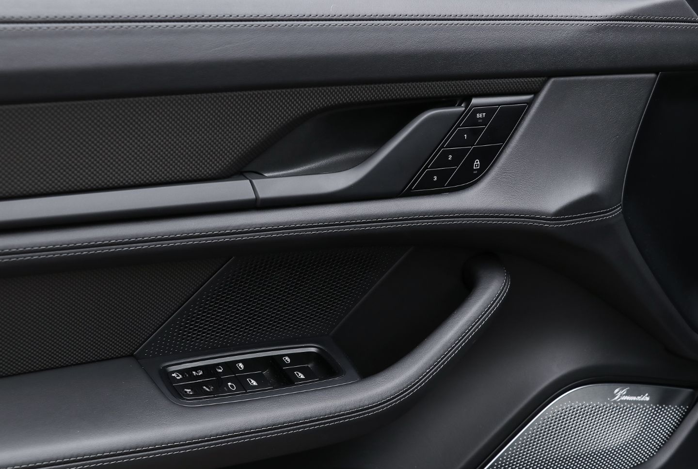 Porsche Taycan Turbo Burmester HA-Lenkung InnoDrive BOSE foto 24