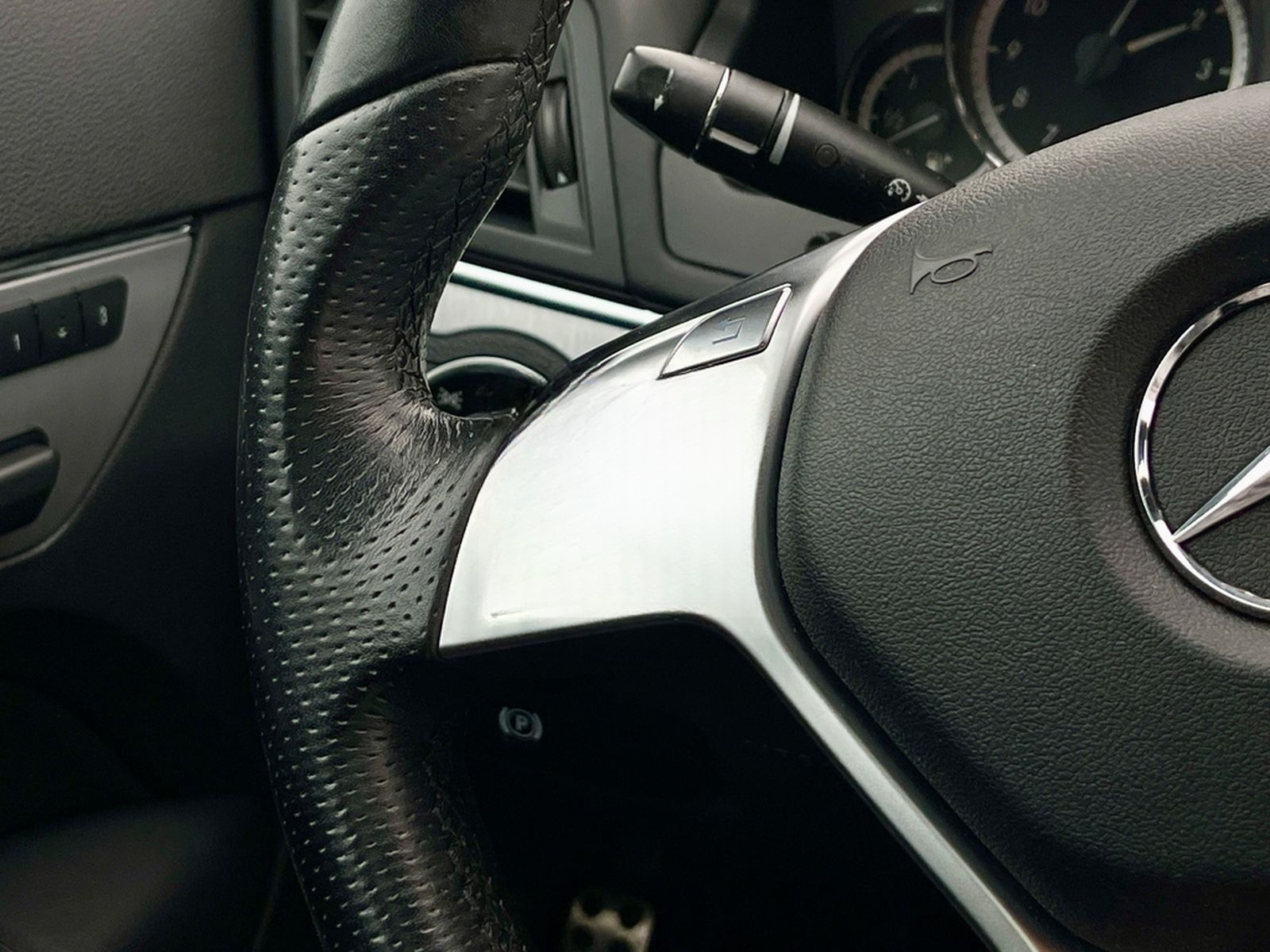 Mercedes-Benz E 500 AMG I PANO I RFK I ACC I CARVERTICAL foto 13