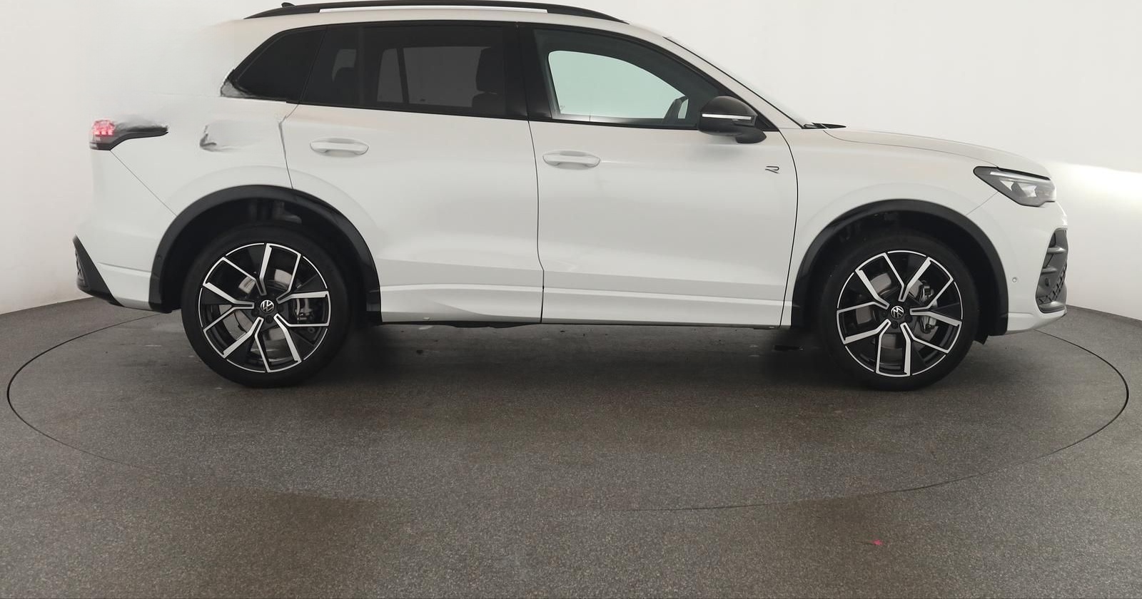 Volkswagen Tiguan 2.0 TSI DSG 4M R-Line IQ Pano Nav 360 AHK foto 4
