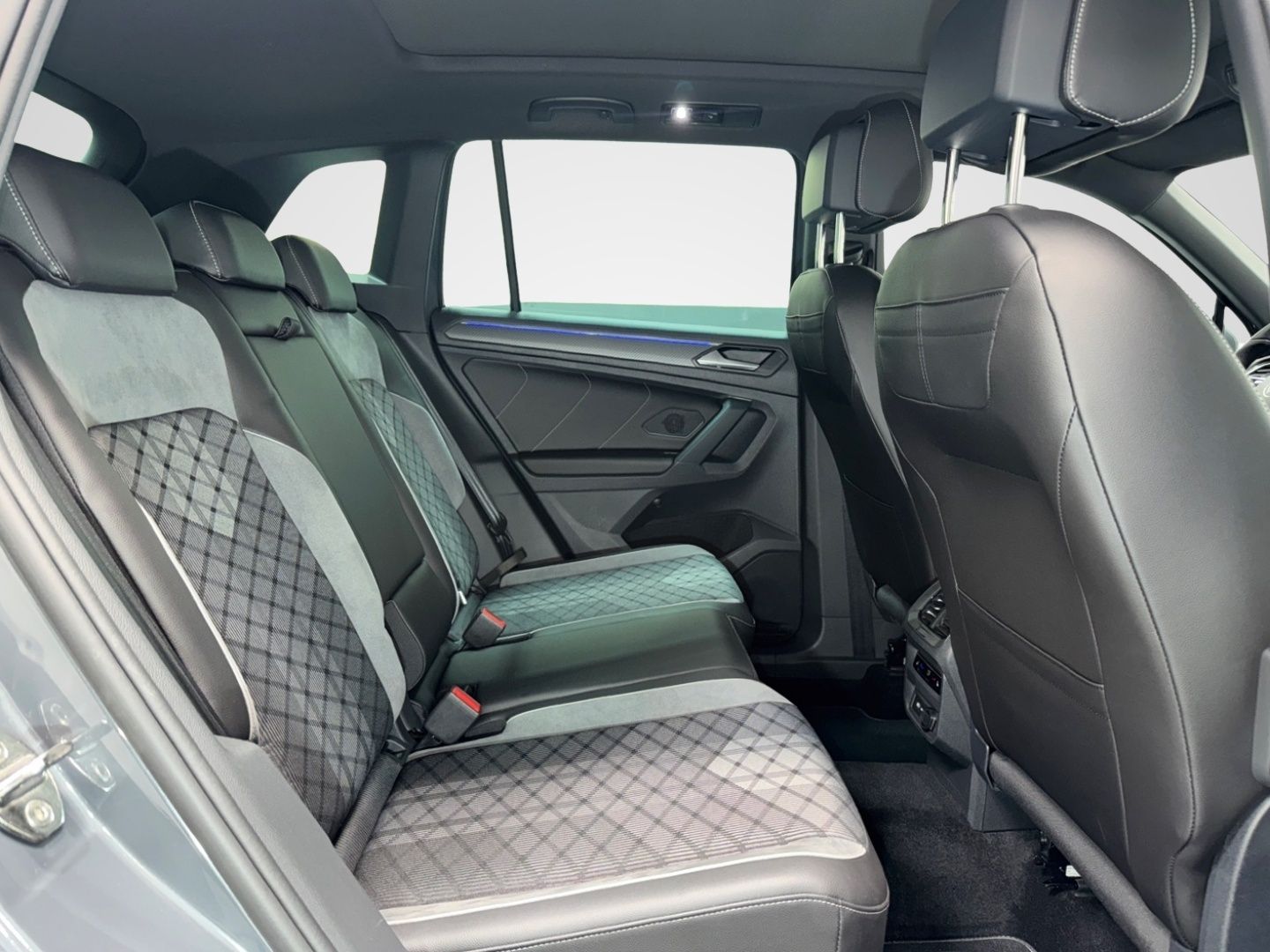 Volkswagen Tiguan 2.0 TDI 4M DSG R LINE PANO AHK MATRIX CAM foto 12