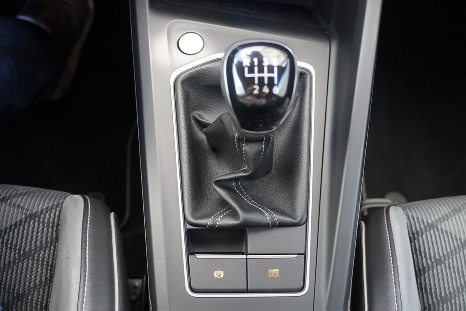 Volkswagen Golf VIII 1.5 TSI R-Line LED Navi PDC ACC DAB foto 26