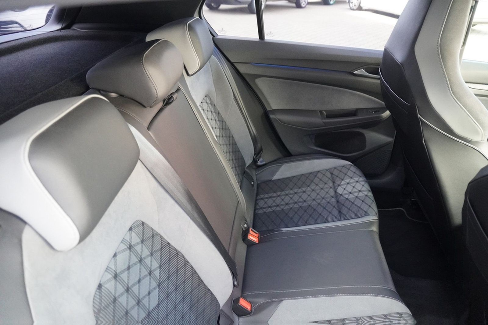 Volkswagen Golf VIII 1.5 TSI R-Line LED Navi PDC ACC DAB foto 32
