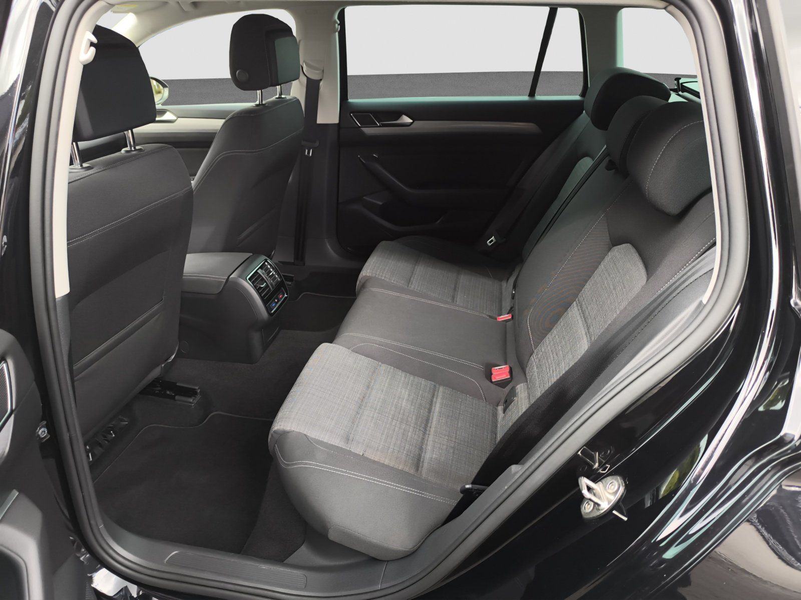 Volkswagen Passat Var. 1.5 TSI DSG Business AHK LED NAVI Fa foto 16