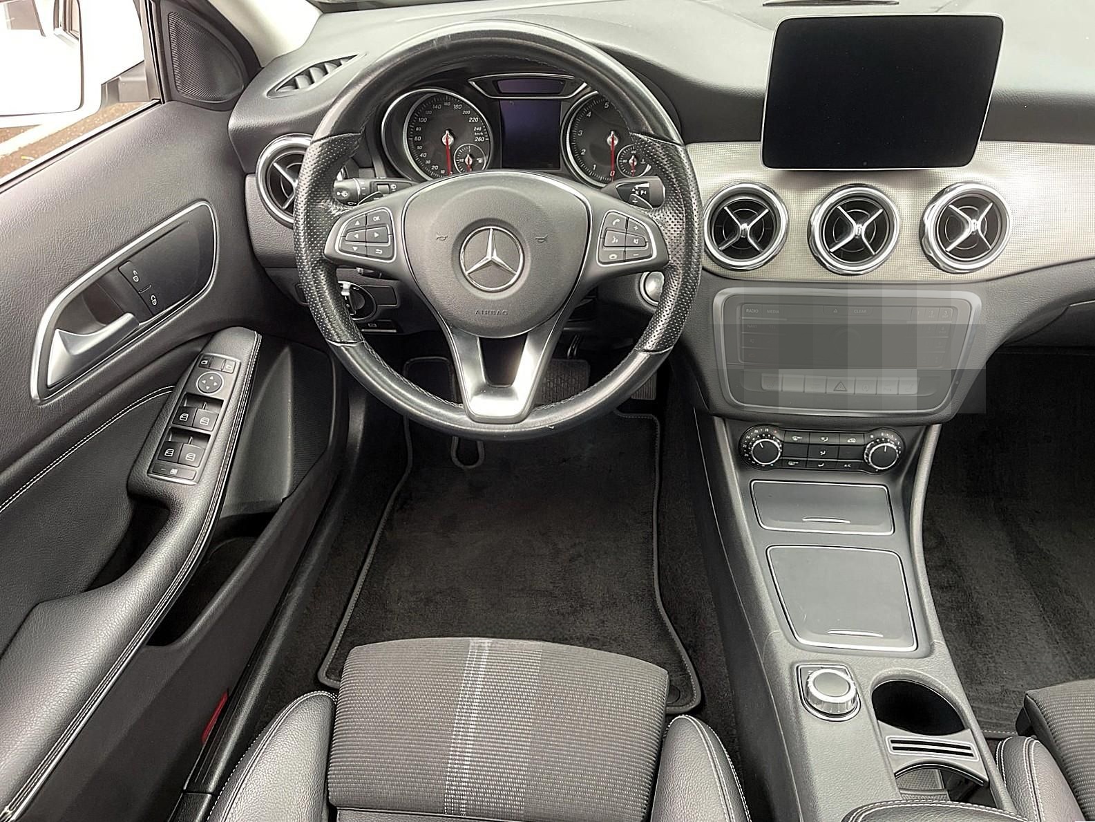 Mercedes-Benz GLA 180 7G-DCT Urban LED NAVI PANO SHZ PDC foto 14