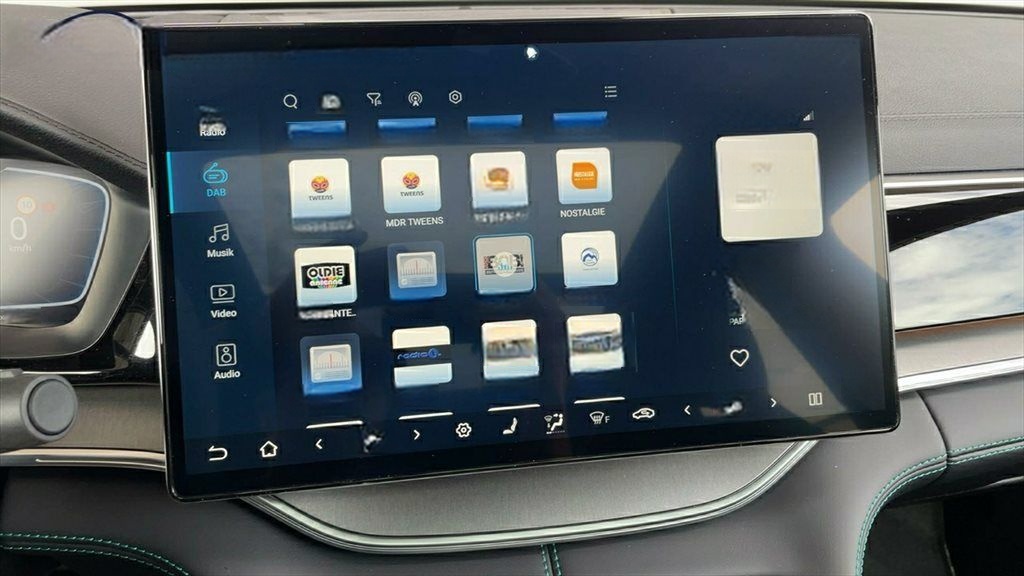 BYD Seal U DM-i PHEV Comfort schwarz, weiß, grau foto 24