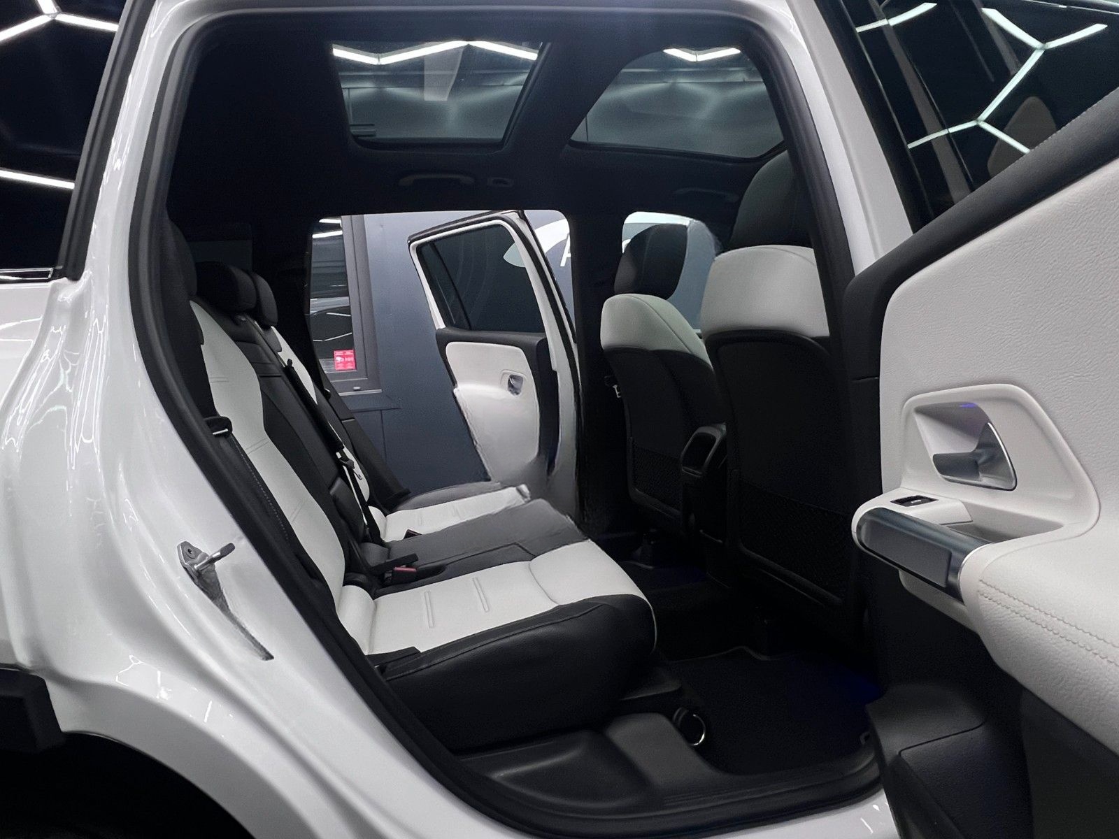 Mercedes-Benz GLB 220d 8G AMG NIGHT DIST+LENK KAM AMB AHK PANO foto 14