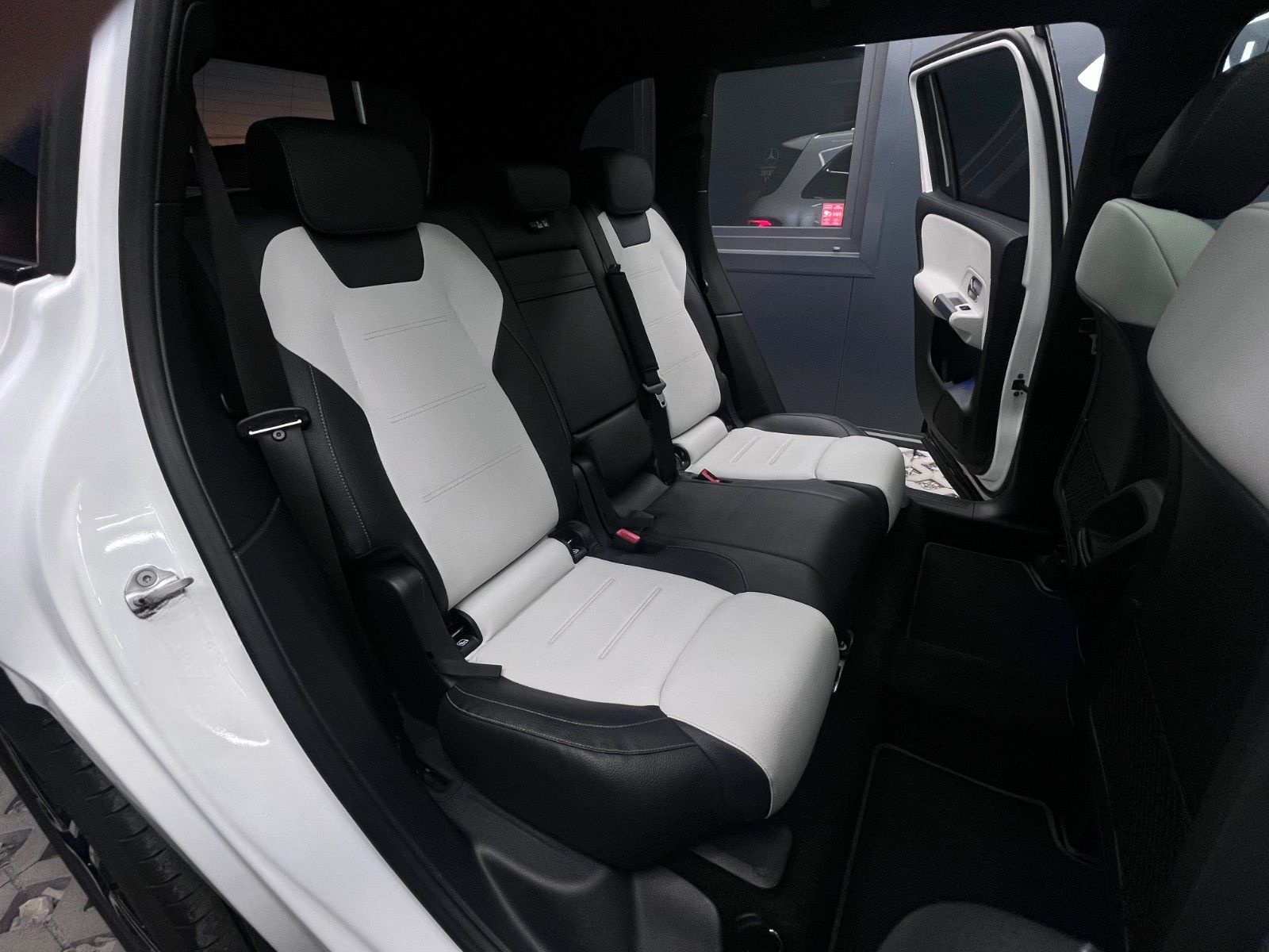 Mercedes-Benz GLB 220d 8G AMG NIGHT DIST+LENK KAM AMB AHK PANO foto 15