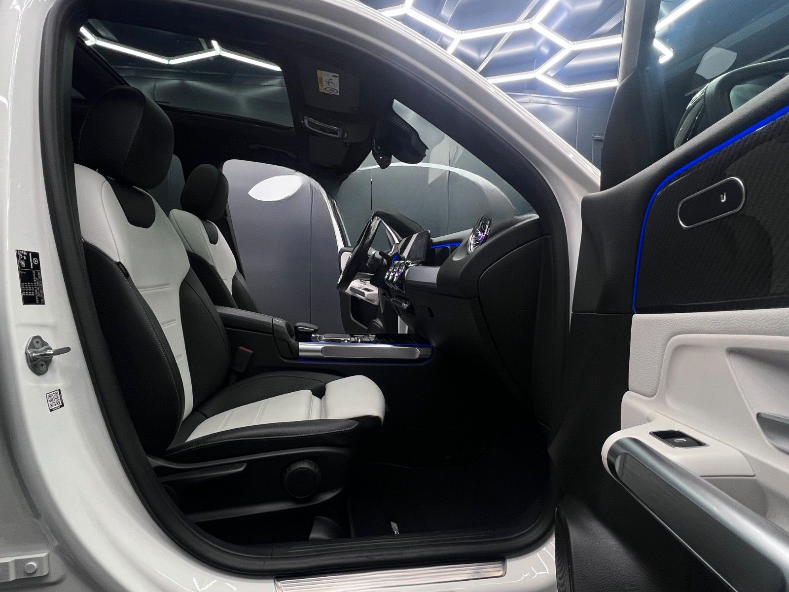 Mercedes-Benz GLB 220d 8G AMG NIGHT DIST+LENK KAM AMB AHK PANO foto 16