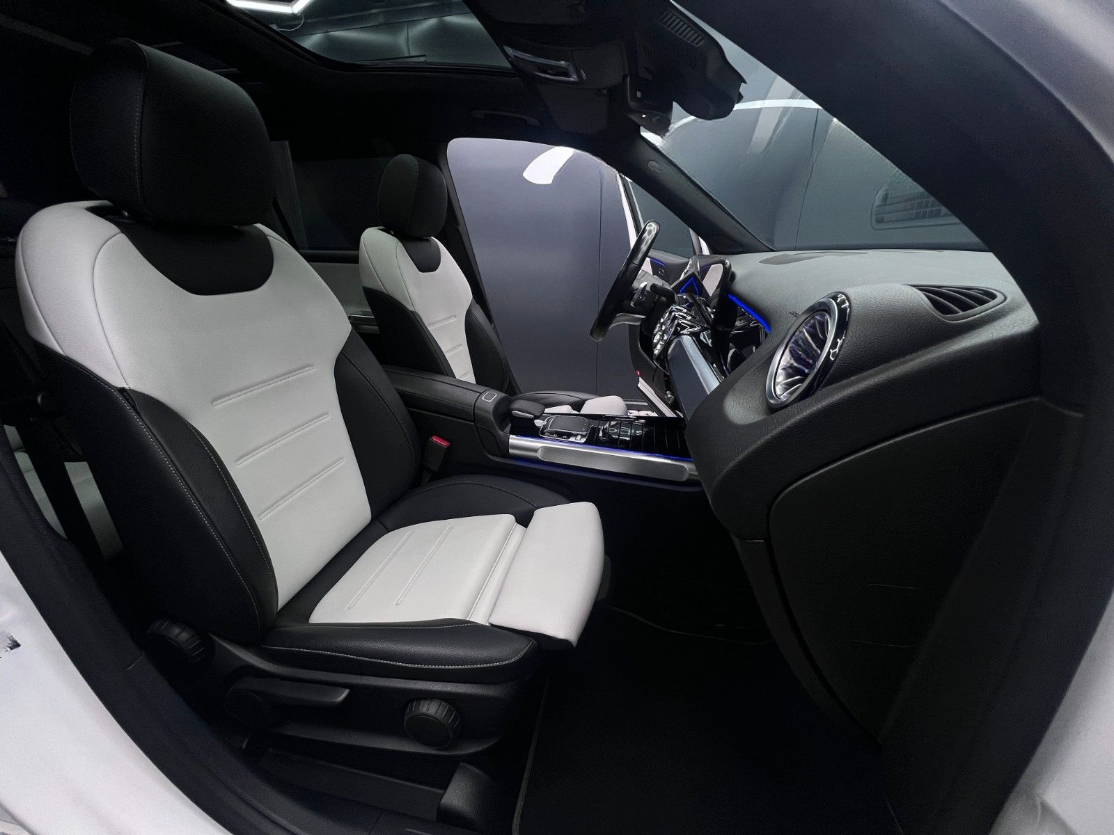 Mercedes-Benz GLB 220d 8G AMG NIGHT DIST+LENK KAM AMB AHK PANO foto 17