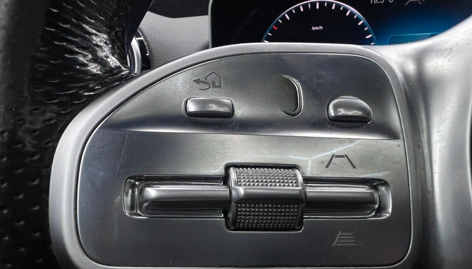 Mercedes-Benz GLB 220d 8G AMG NIGHT DIST+LENK KAM AMB AHK PANO foto 21