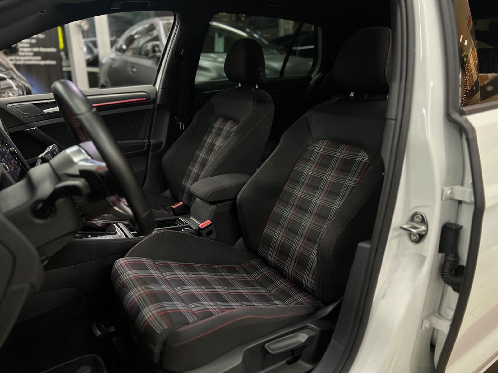 Volkswagen Golf VII Lim. GTI |AKRAPO|LED|NAVI|DYNAUDIO|DSG| foto 24