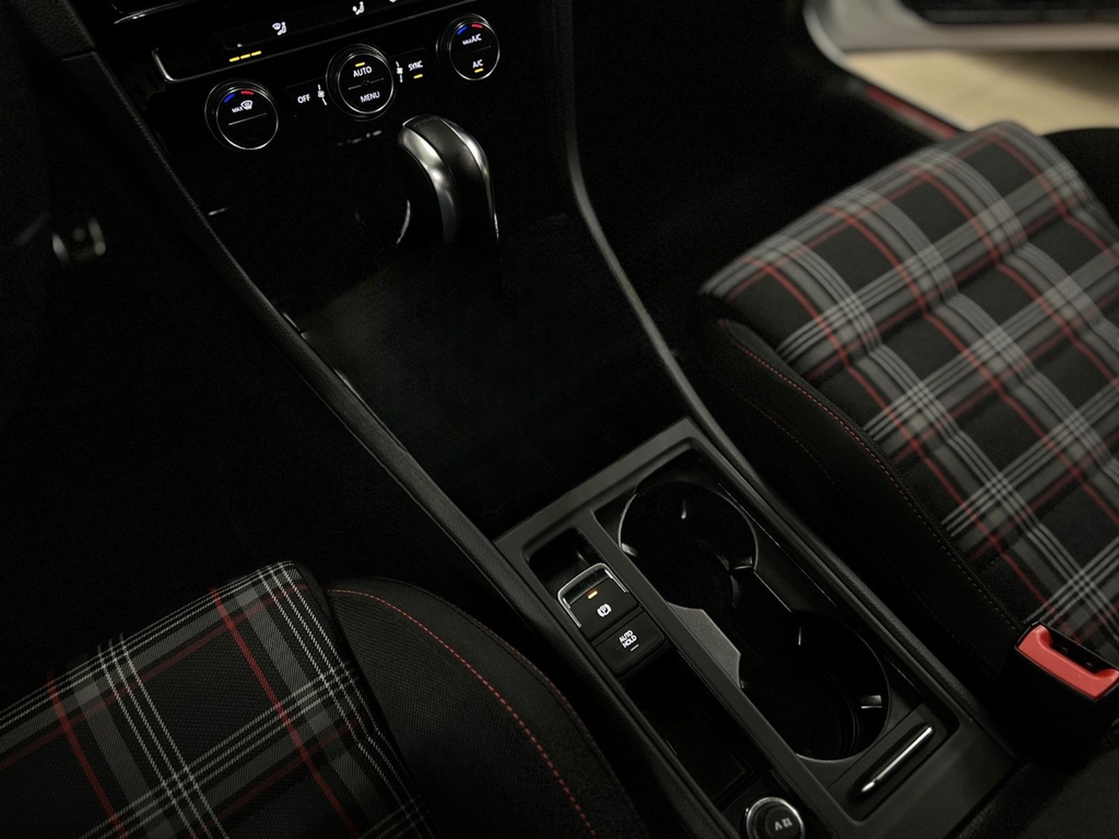 Volkswagen Golf VII Lim. GTI |AKRAPO|LED|NAVI|DYNAUDIO|DSG| foto 4