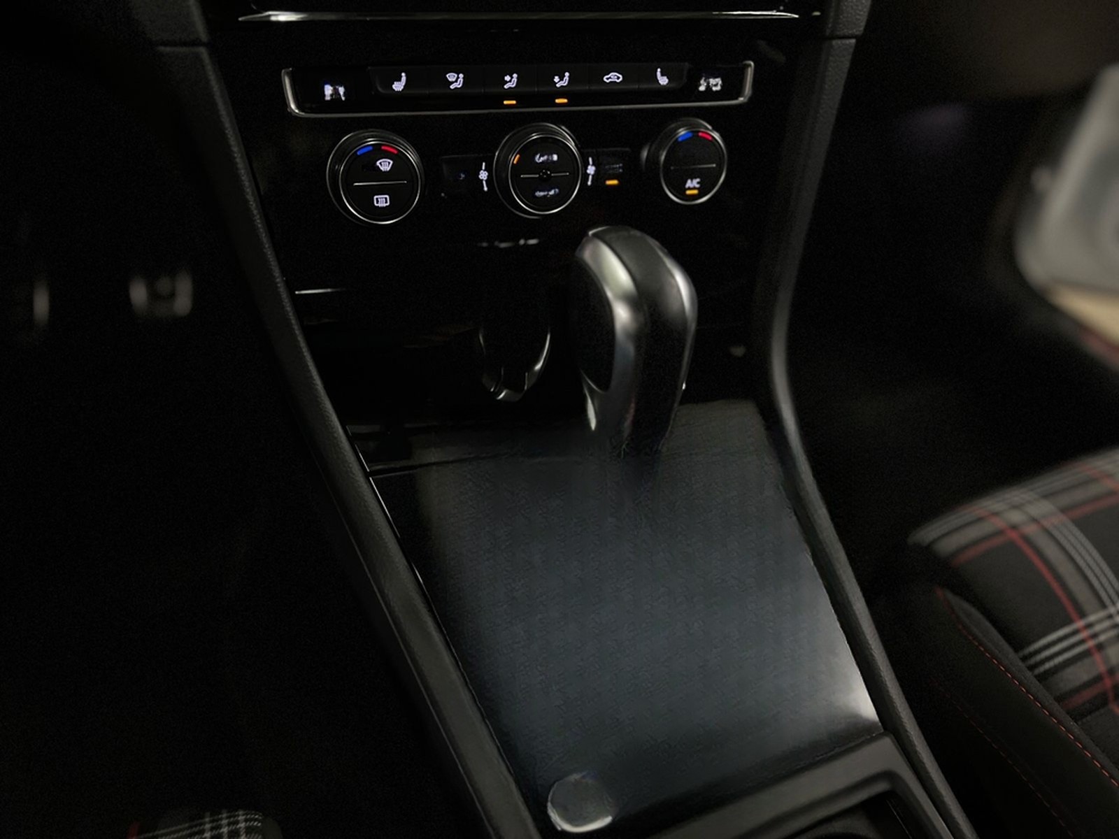 Volkswagen Golf VII Lim. GTI |AKRAPO|LED|NAVI|DYNAUDIO|DSG| foto 32