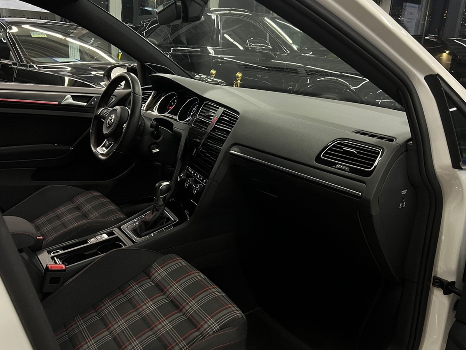 Volkswagen Golf VII Lim. GTI |AKRAPO|LED|NAVI|DYNAUDIO|DSG| foto 6