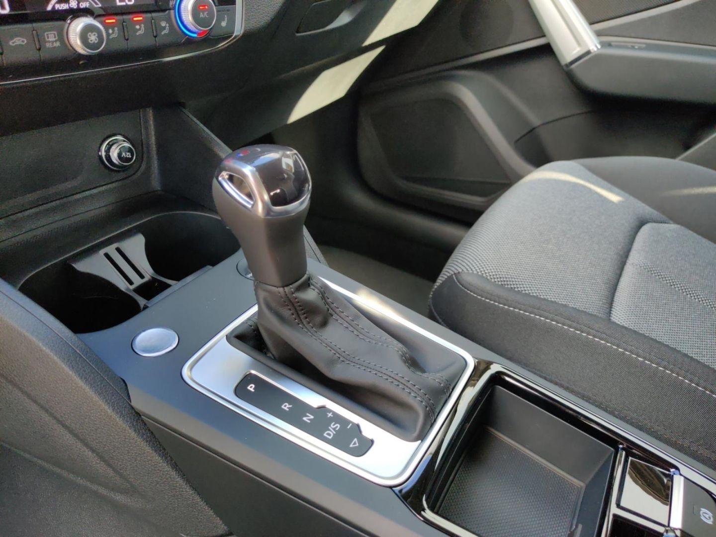 Audi Q2 S-line 35 TFSI S-tronic, 5J.Garantie, AHK, LE foto 13
