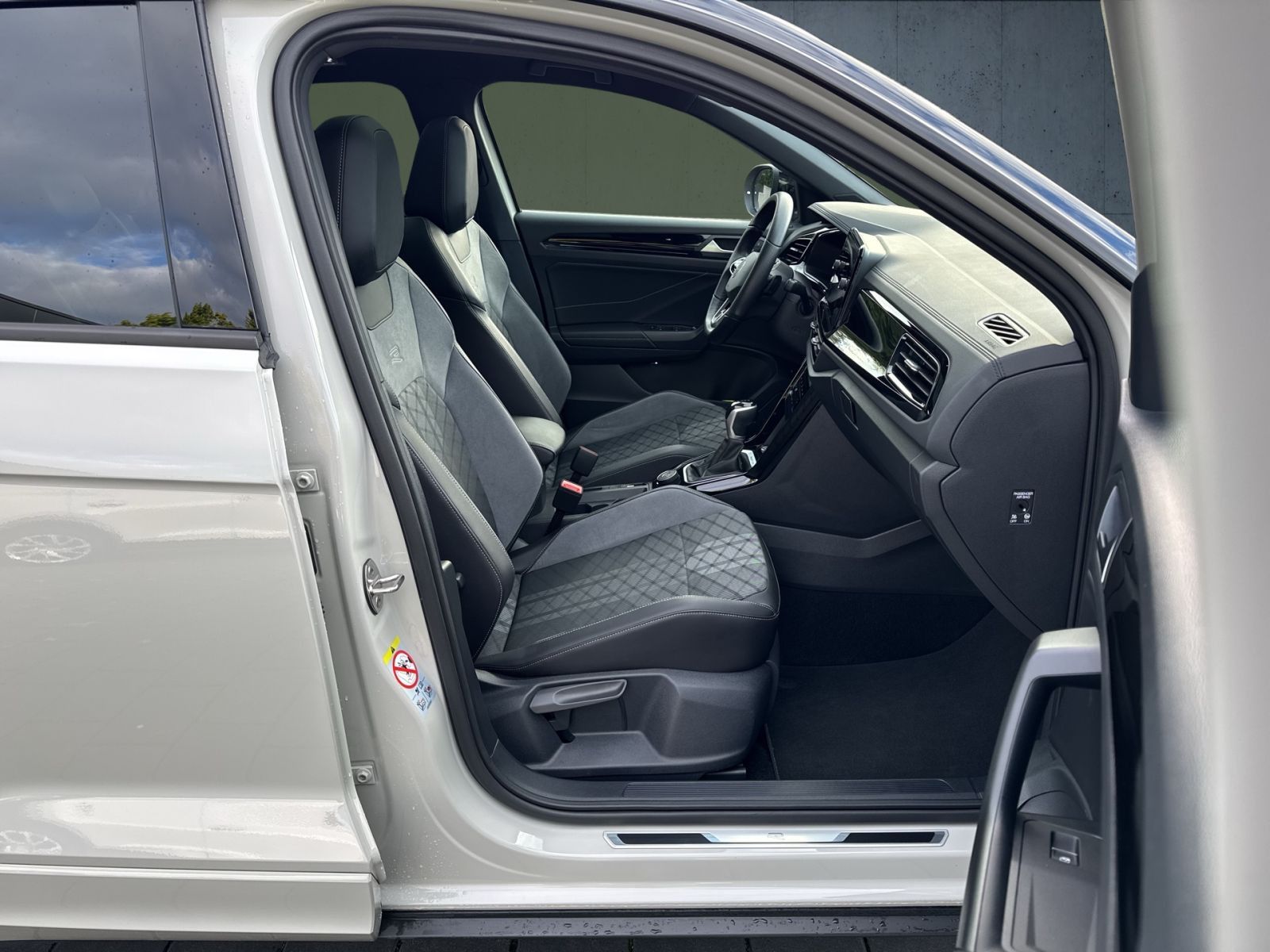 Volkswagen T-ROC R-Line 2.0 TSI 4M AHK/19"/Pano/Nav/Matrix foto 15