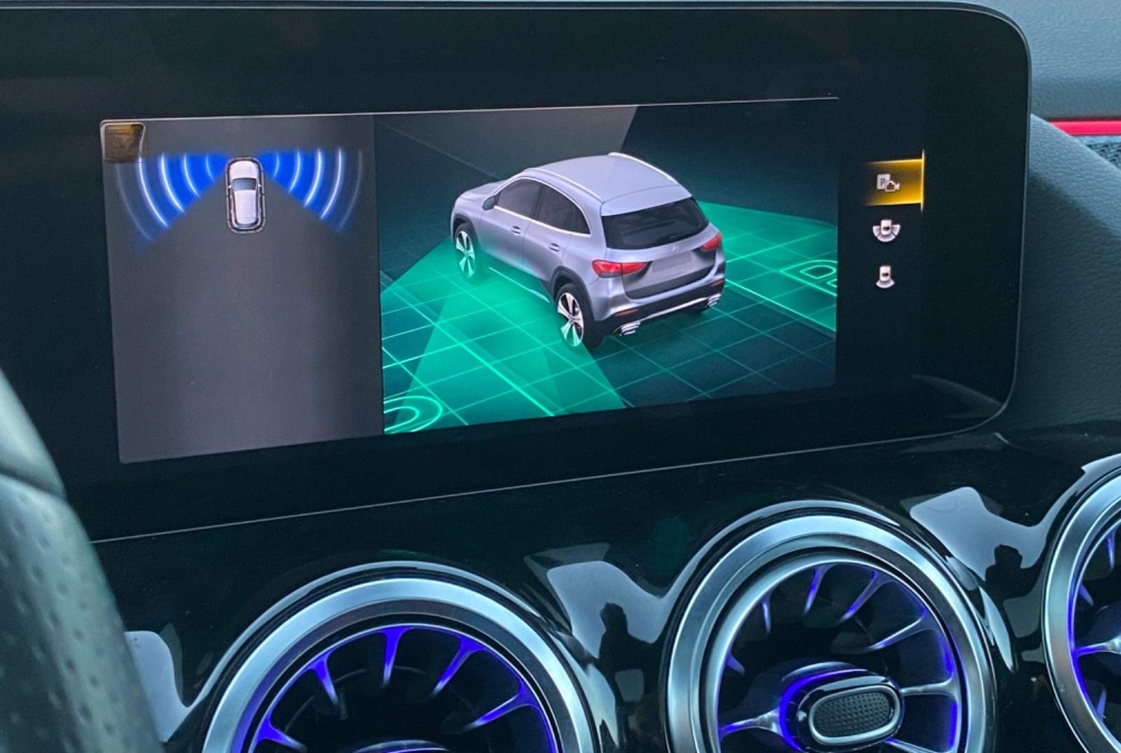 Mercedes-Benz GLA220d AMG 4M_Offroad-Paket_Panorama_MBUX_RFKam foto 16