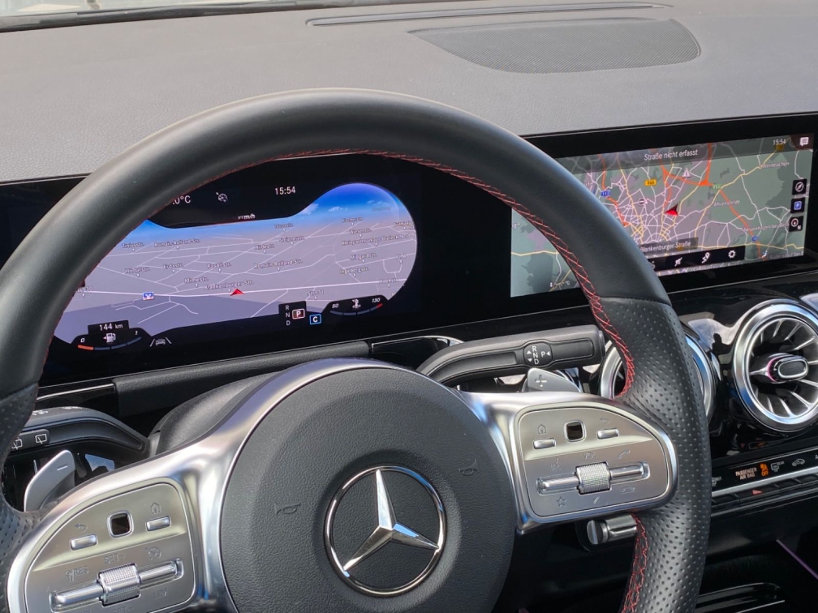 Mercedes-Benz GLA220d AMG 4M_Offroad-Paket_Panorama_MBUX_RFKam foto 24