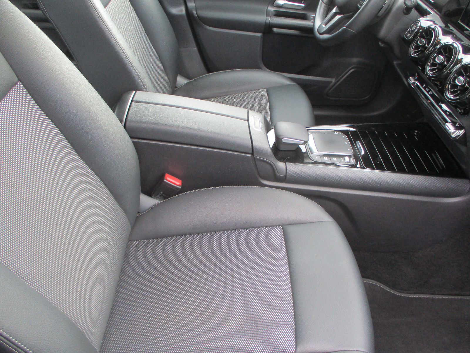 Mercedes-Benz B 180 d NAVI LEDER KAMERA LED TOTW SPURH AHK PDC foto 12