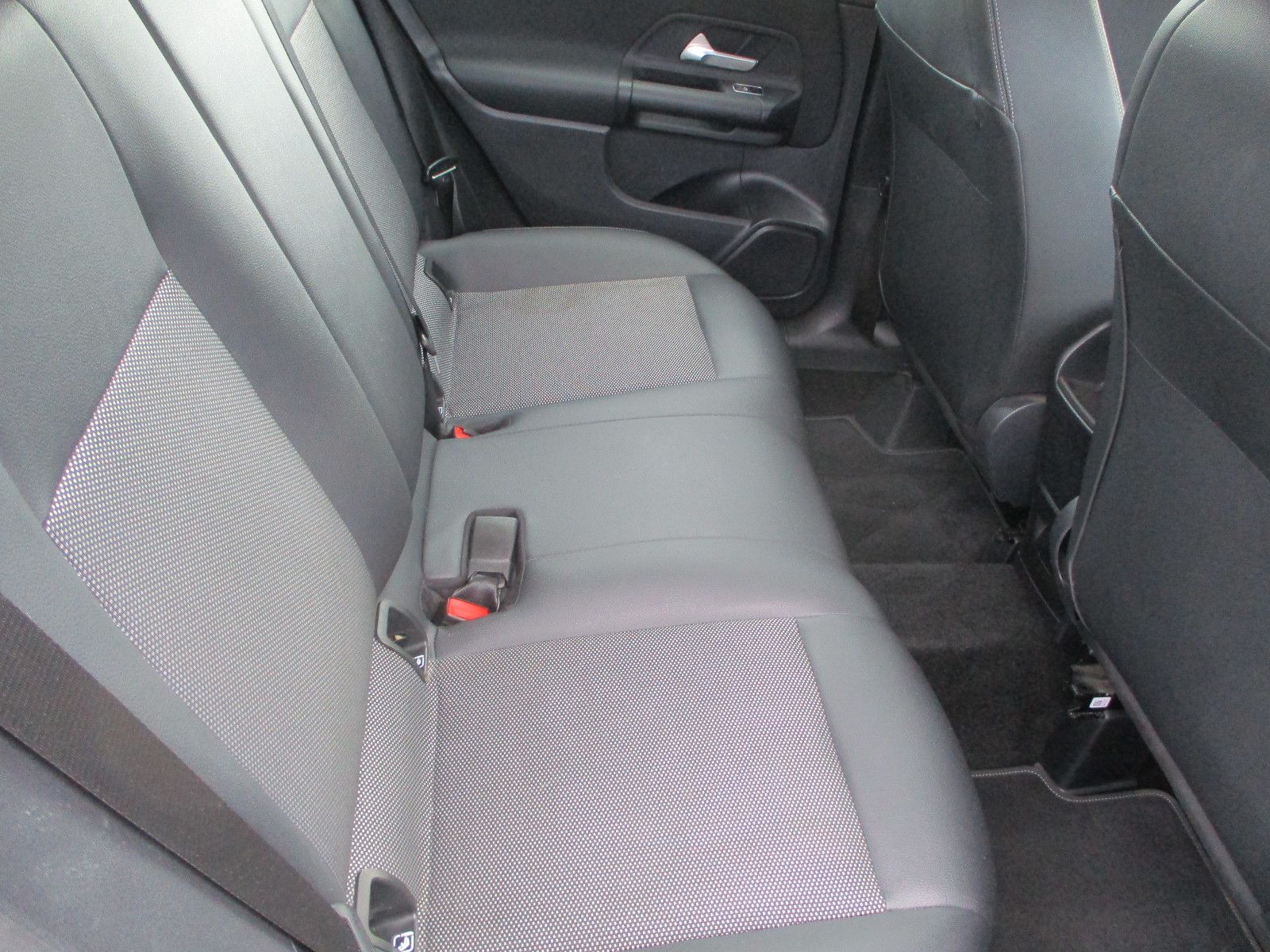 Mercedes-Benz B 180 d NAVI LEDER KAMERA LED TOTW SPURH AHK PDC foto 10