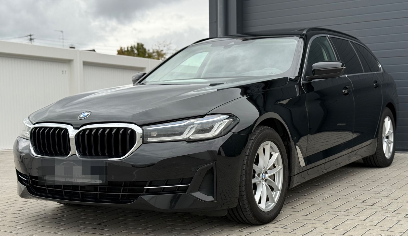 BMW 530 d Touring*AMBIENTE*AHK*HUD*PANO*KAMERA*LASER foto 2