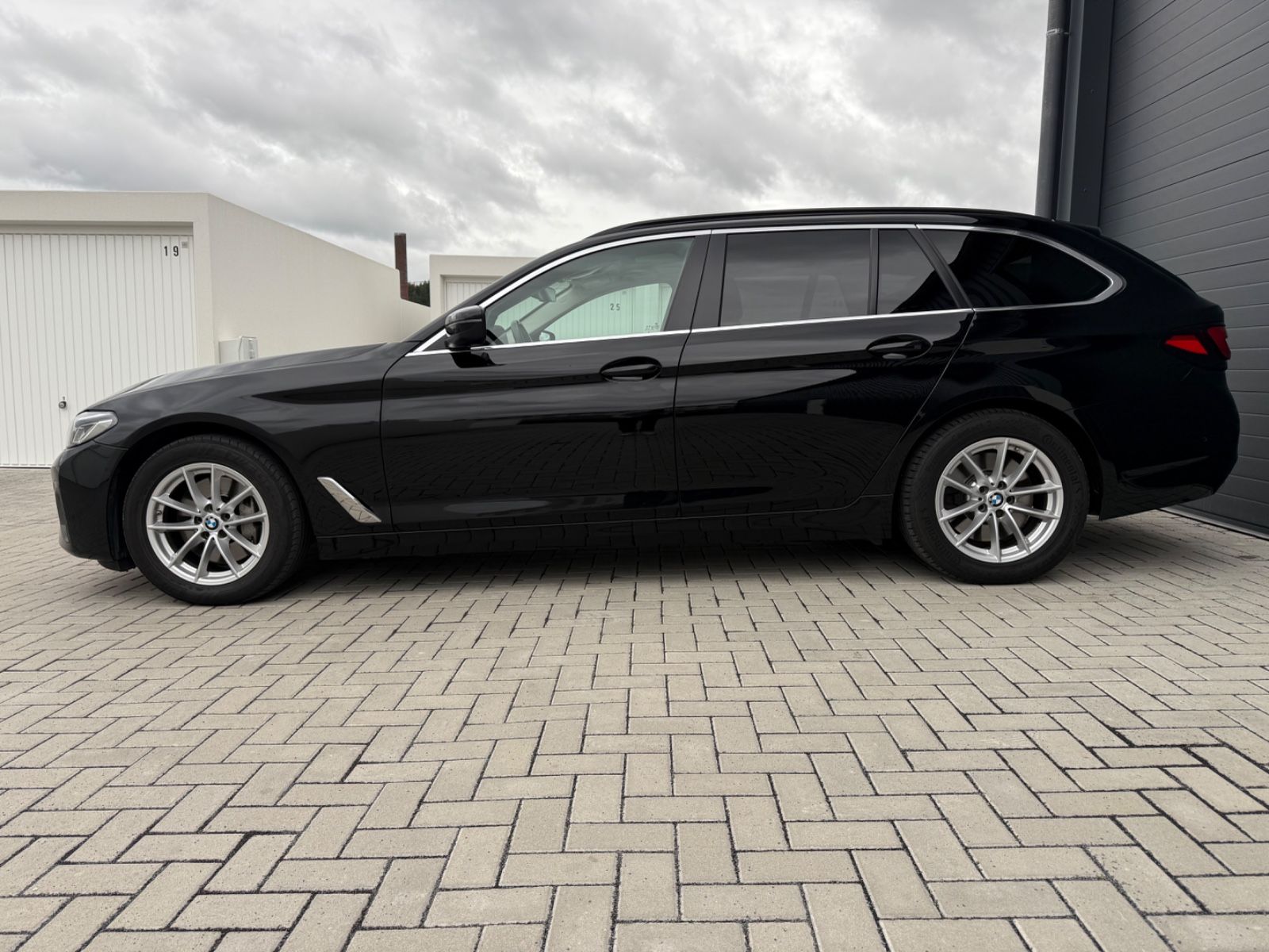 BMW 530 d Touring*AMBIENTE*AHK*HUD*PANO*KAMERA*LASER foto 9