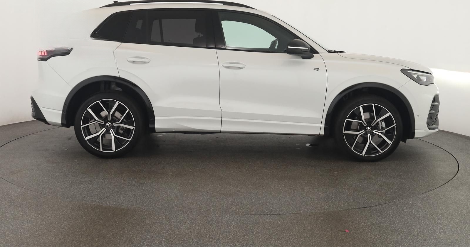 Volkswagen Tiguan 2.0 TSI DSG 4M R-Line IQ Pano Nav 360 AHK foto 4