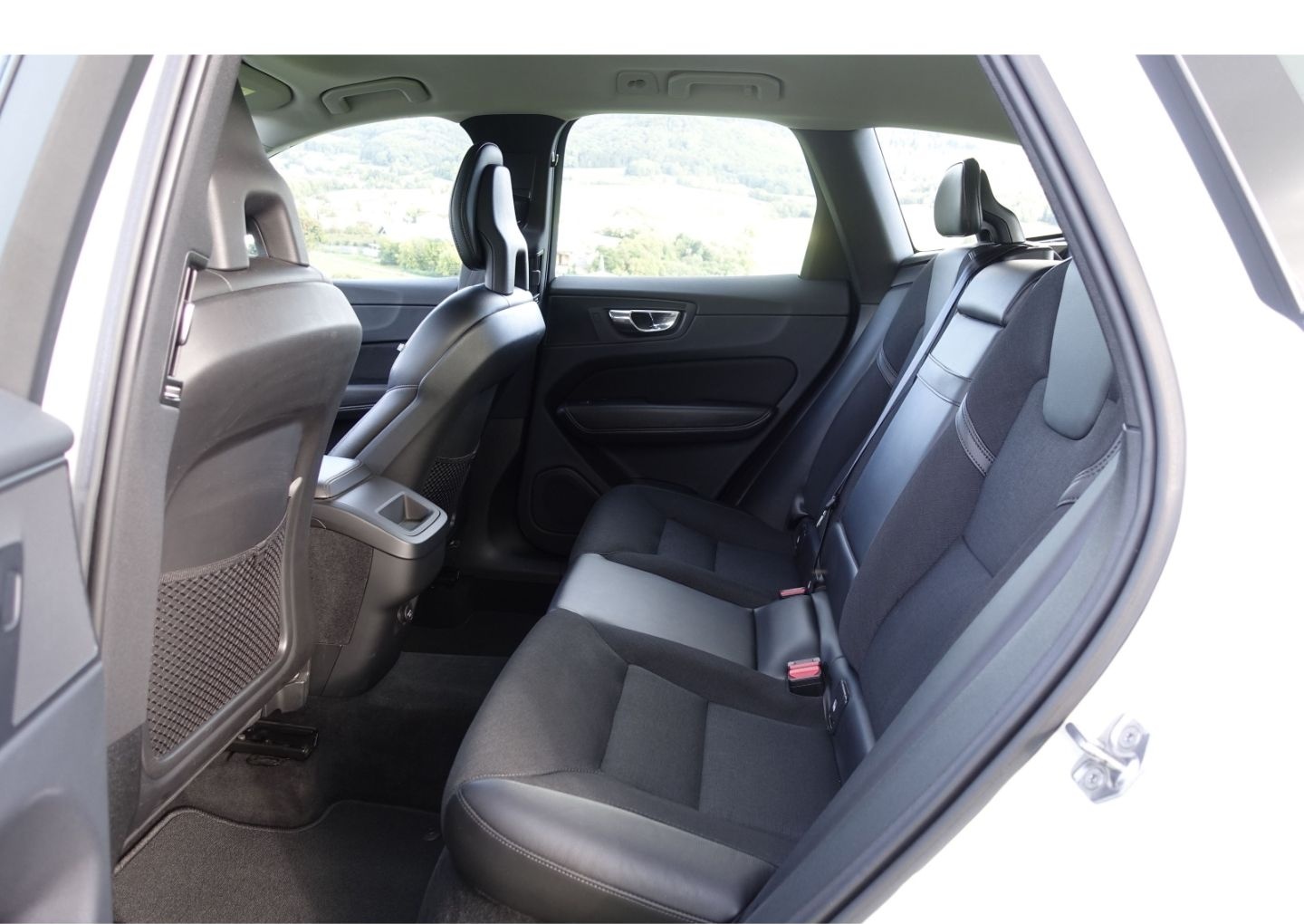 Volvo XC60 D4 AWD Momentum  AHK/IntelliSafe /Pilot As foto 6