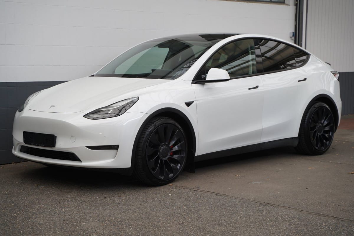 Tesla Model Y Performance 1. Hand unfallfrei