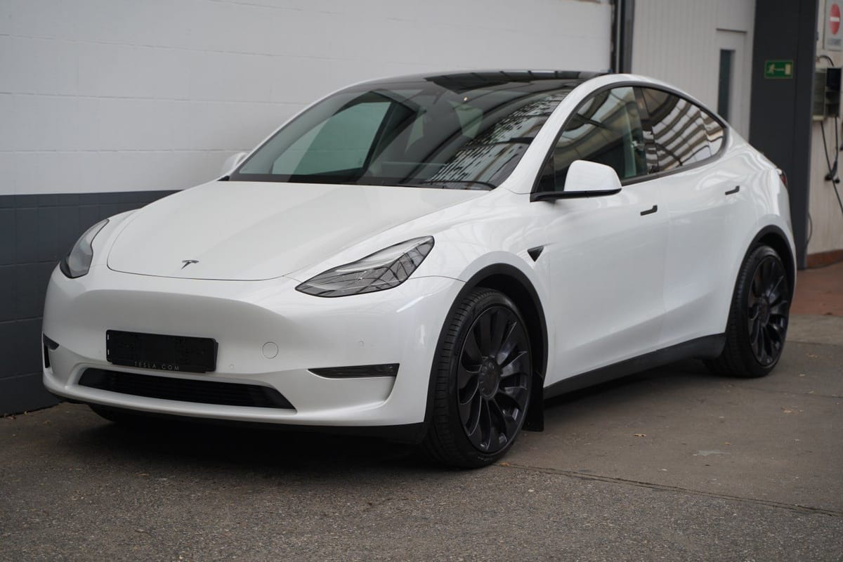 Tesla Model Y Performance 1. Hand unfallfrei foto 2