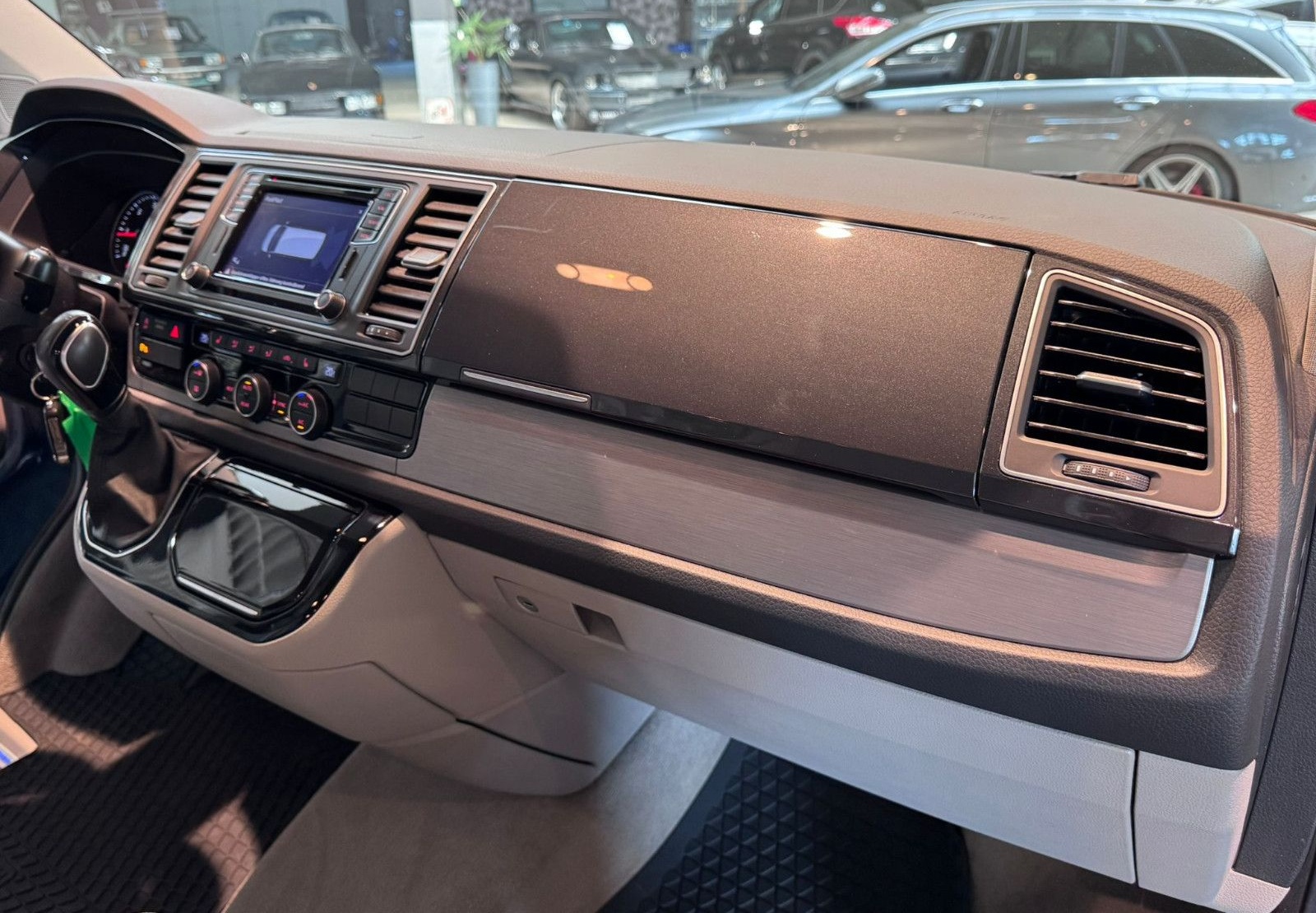 Volkswagen T6 Multivan DSG ACC Navi  AHK.2.HD foto 14