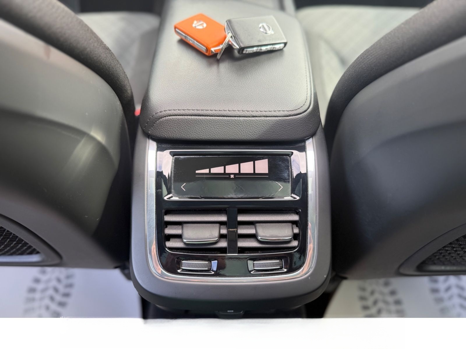 Volvo V60 Kombi Momentum Pro PANO AHK 4ZONEN ACC KAM foto 25