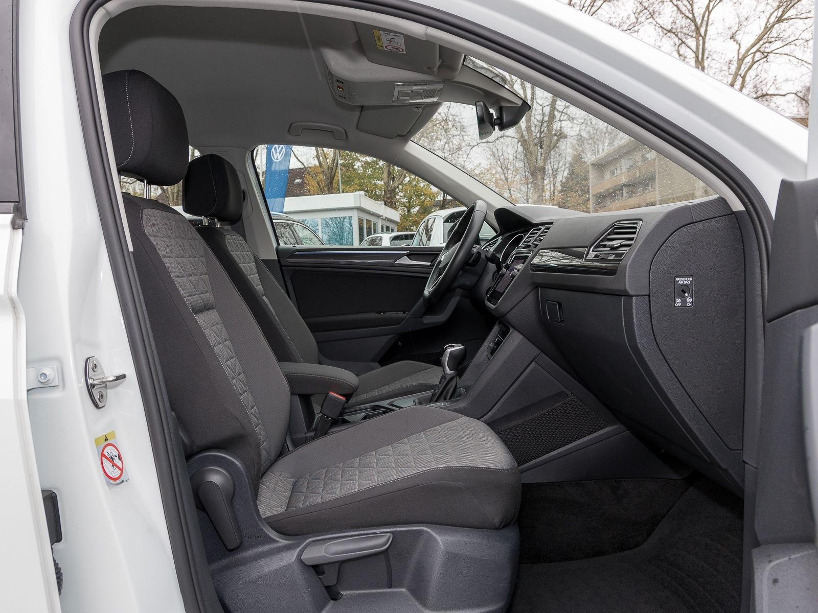 Volkswagen Tiguan 2.0 TDI DSG Life NAVI AHK REARVIEW LED AC foto 3