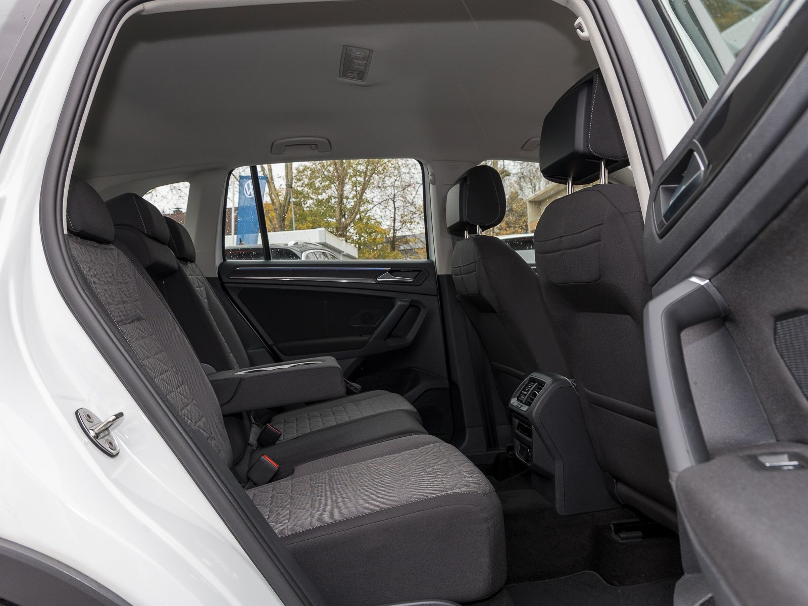 Volkswagen Tiguan 2.0 TDI DSG Life NAVI AHK REARVIEW LED AC foto 7