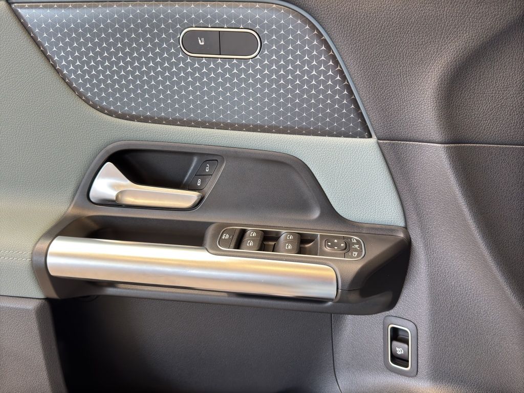 Mercedes-Benz GLA 200 EDITION DISTRONIC PANO KEYLESS 360° AHK foto 15