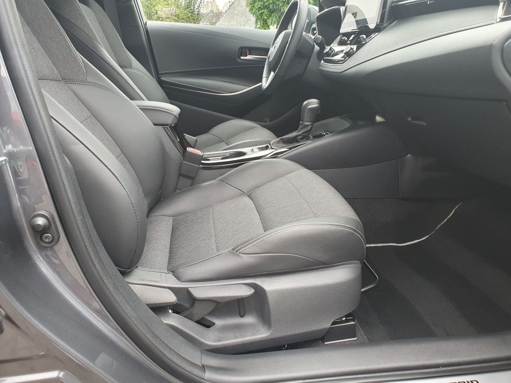 Toyota Corolla 1.8 Hybrid Touring Sports Team D + LED foto 6
