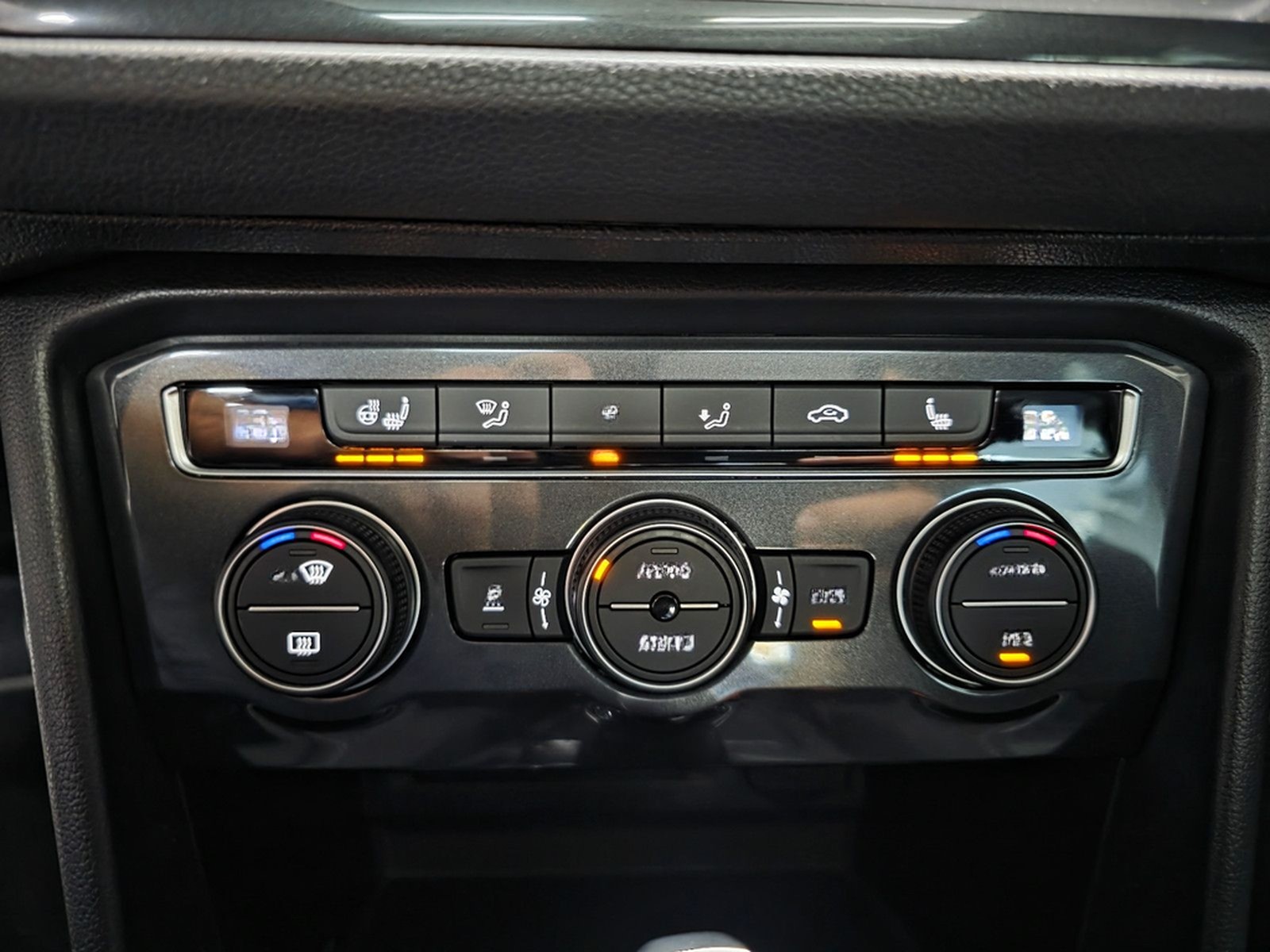 Volkswagen Tiguan 2.0 TDI Highline 4M, R LINE, HUD,PANO,ACC foto 28
