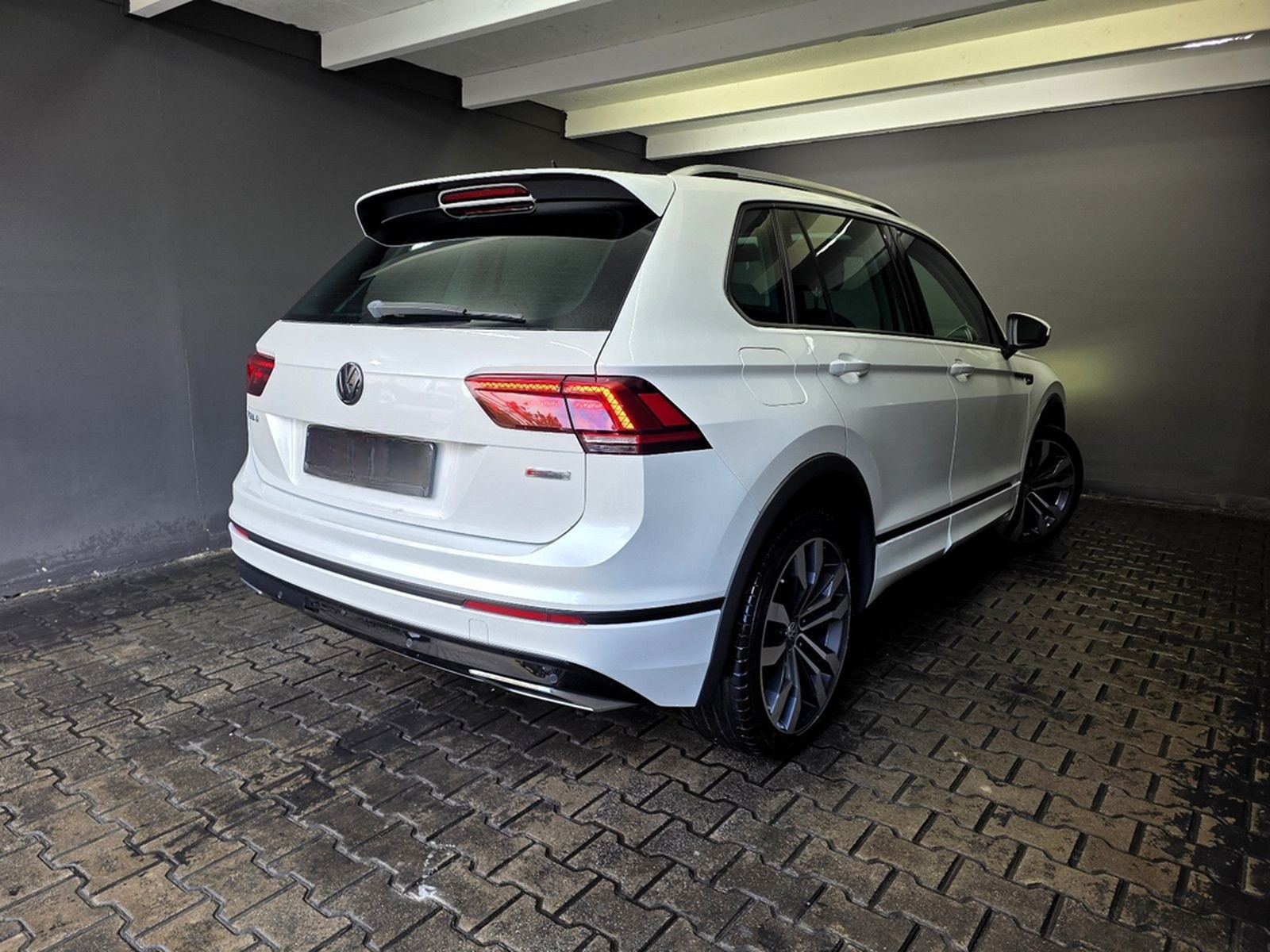 Volkswagen Tiguan 2.0 TDI Highline 4M, R LINE, HUD,PANO,ACC foto 4