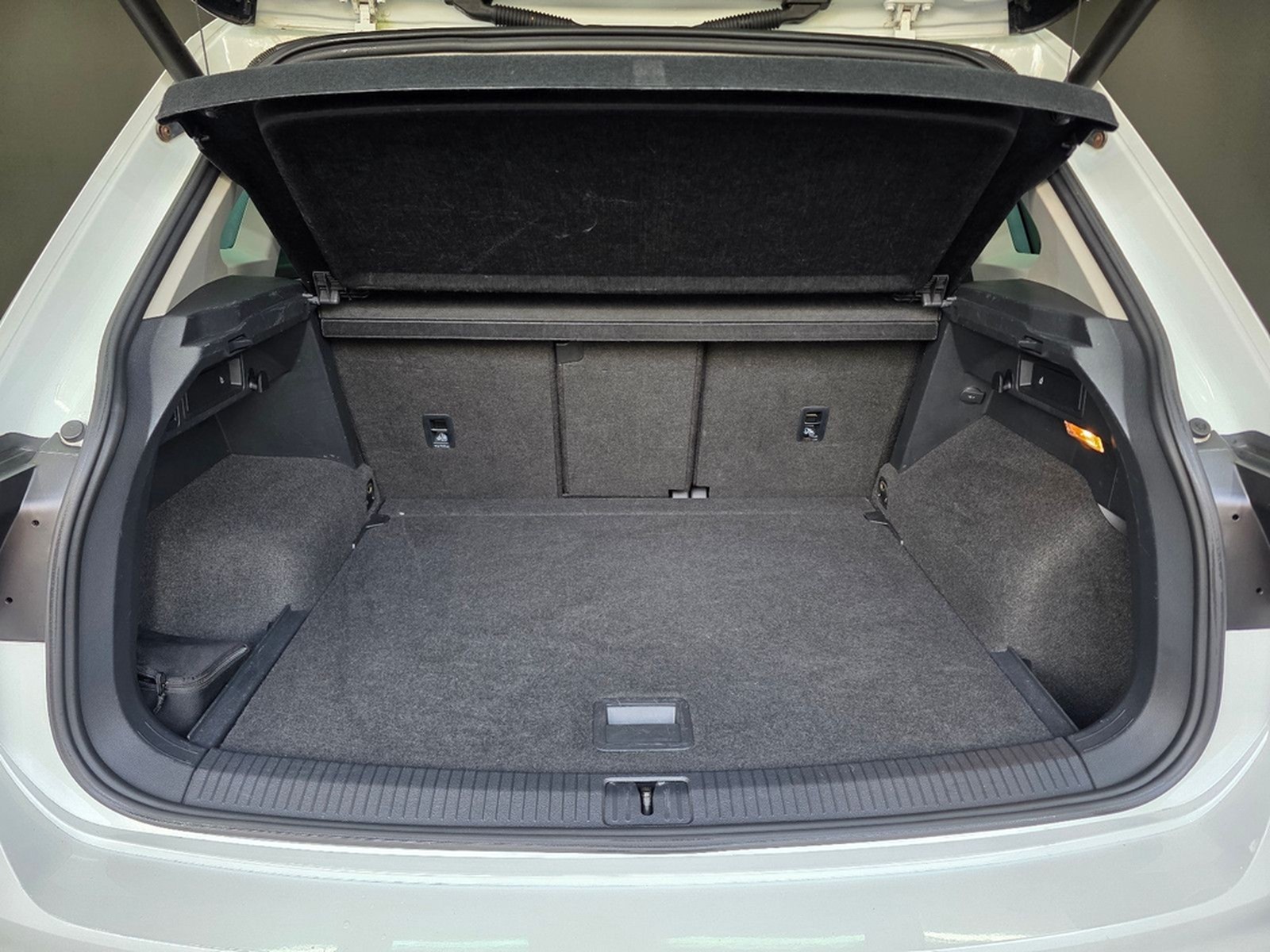 Volkswagen Tiguan 2.0 TDI Highline 4M, R LINE, HUD,PANO,ACC foto 31