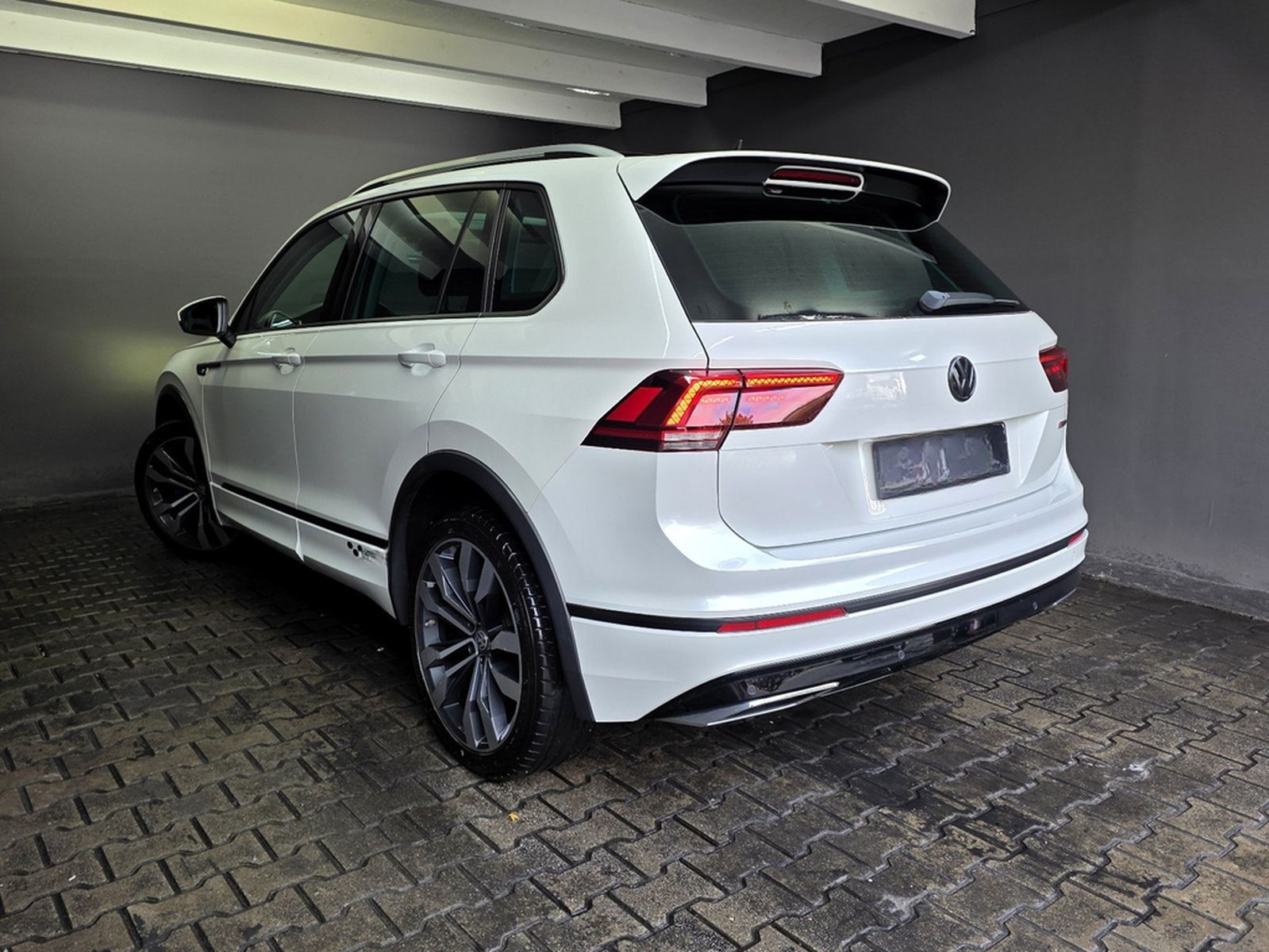 Volkswagen Tiguan 2.0 TDI Highline 4M, R LINE, HUD,PANO,ACC foto 6