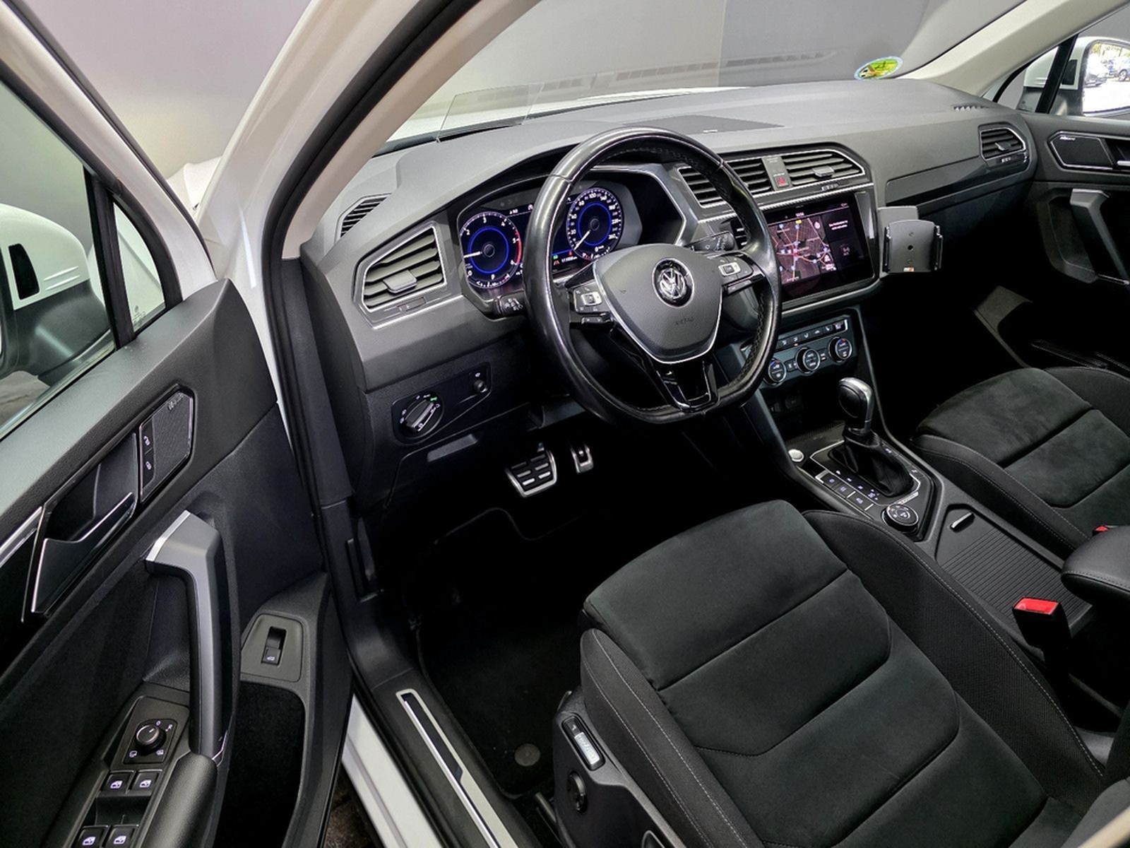 Volkswagen Tiguan 2.0 TDI Highline 4M, R LINE, HUD,PANO,ACC foto 7
