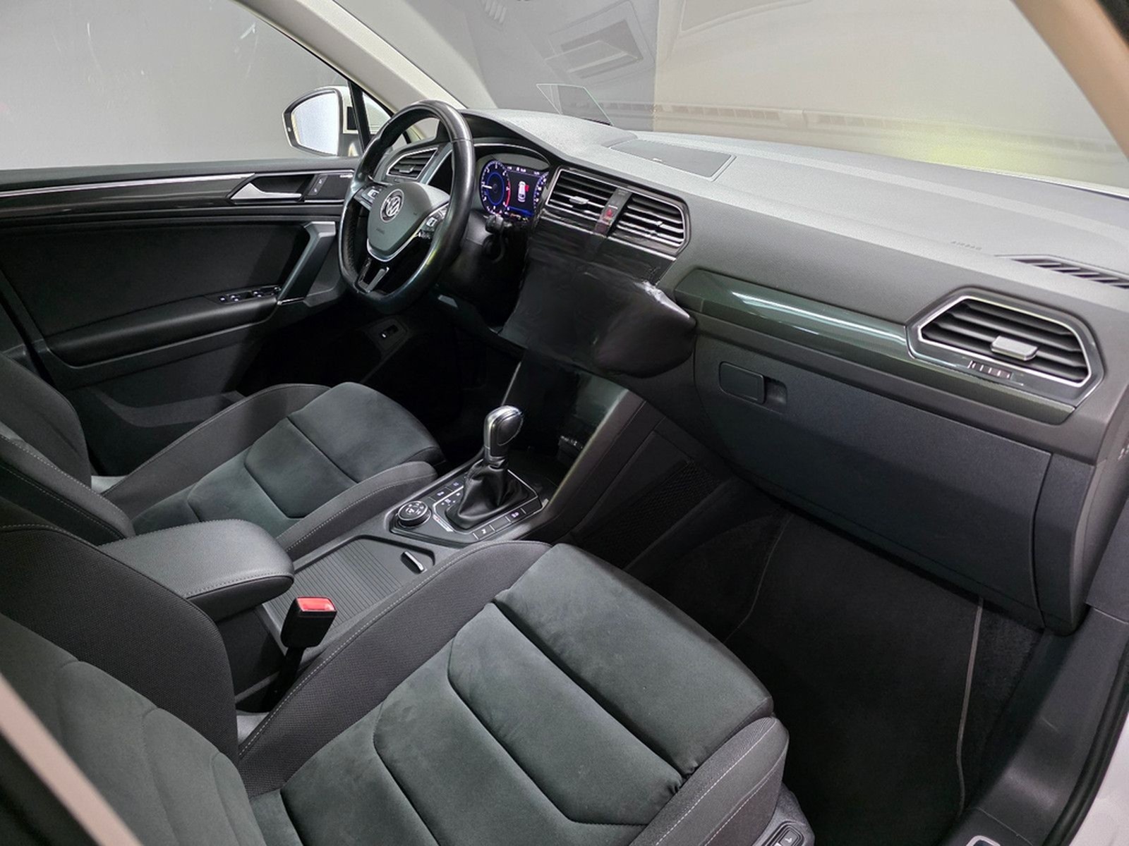 Volkswagen Tiguan 2.0 TDI Highline 4M, R LINE, HUD,PANO,ACC foto 10