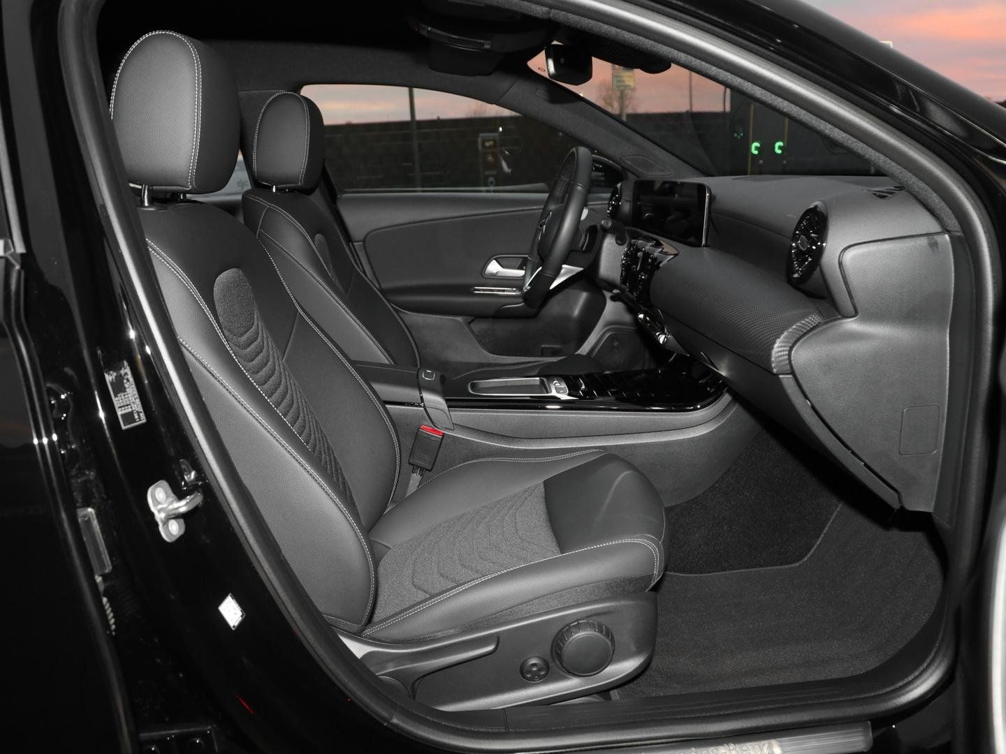 Mercedes-Benz A 180 Rückfahrkamera Sitzheizung MBUX-Navi LED foto 6