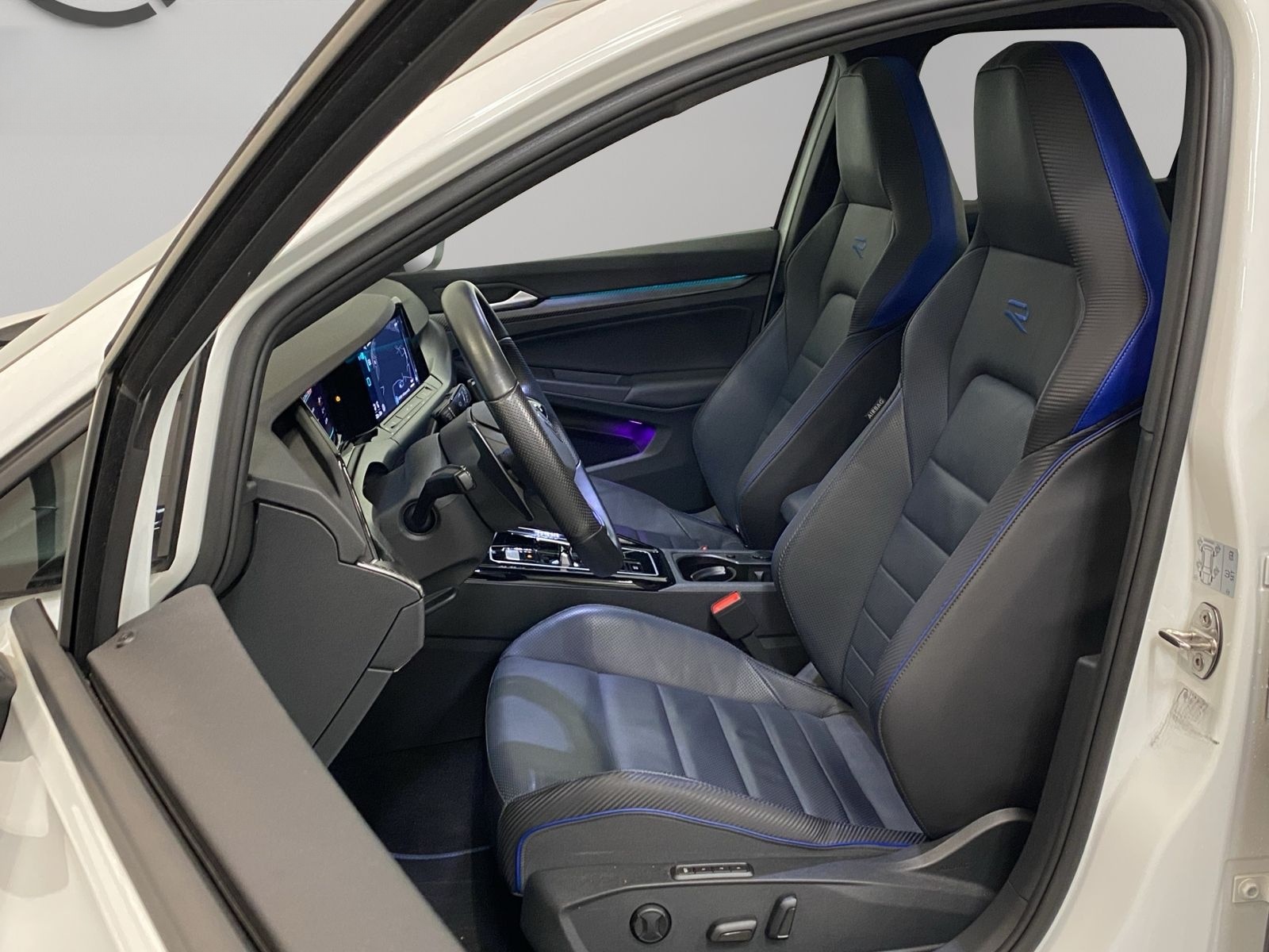 Volkswagen Golf VIII R Performance 2.0 TSI 4Motion DSG 20 Y foto 5