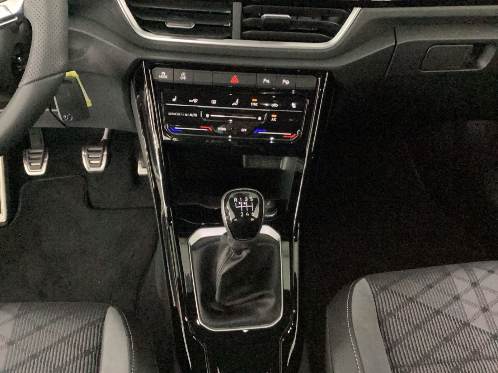 Volkswagen T-Roc R-Line 1.0 l TSI SHZ App Connect GJR foto 16