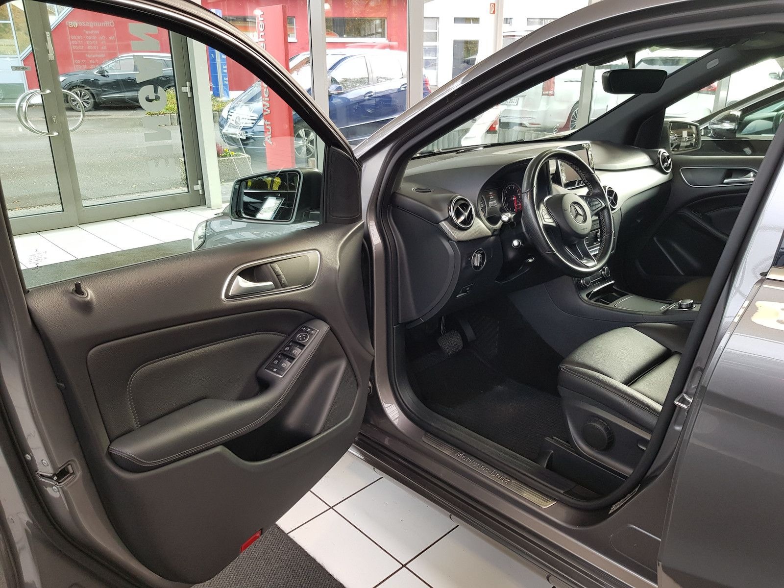 Mercedes-Benz B 180 URBAN LED NAVI AUT SHZ PTS KAMERA LEDER foto 6