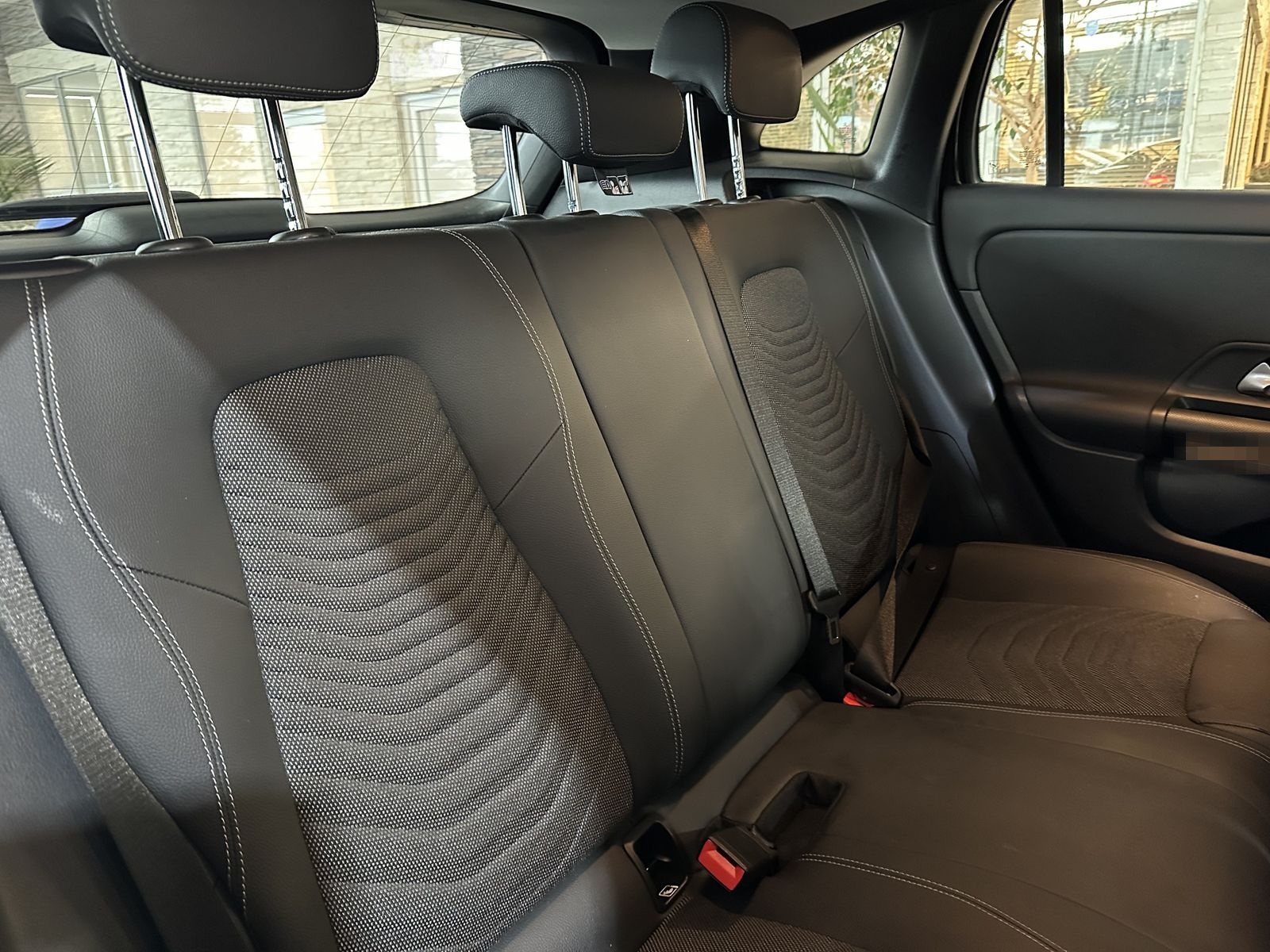 Mercedes-Benz GLA 180 Navi Distr.+ dig.Cockpit R.Cam DAB SHZ foto 19