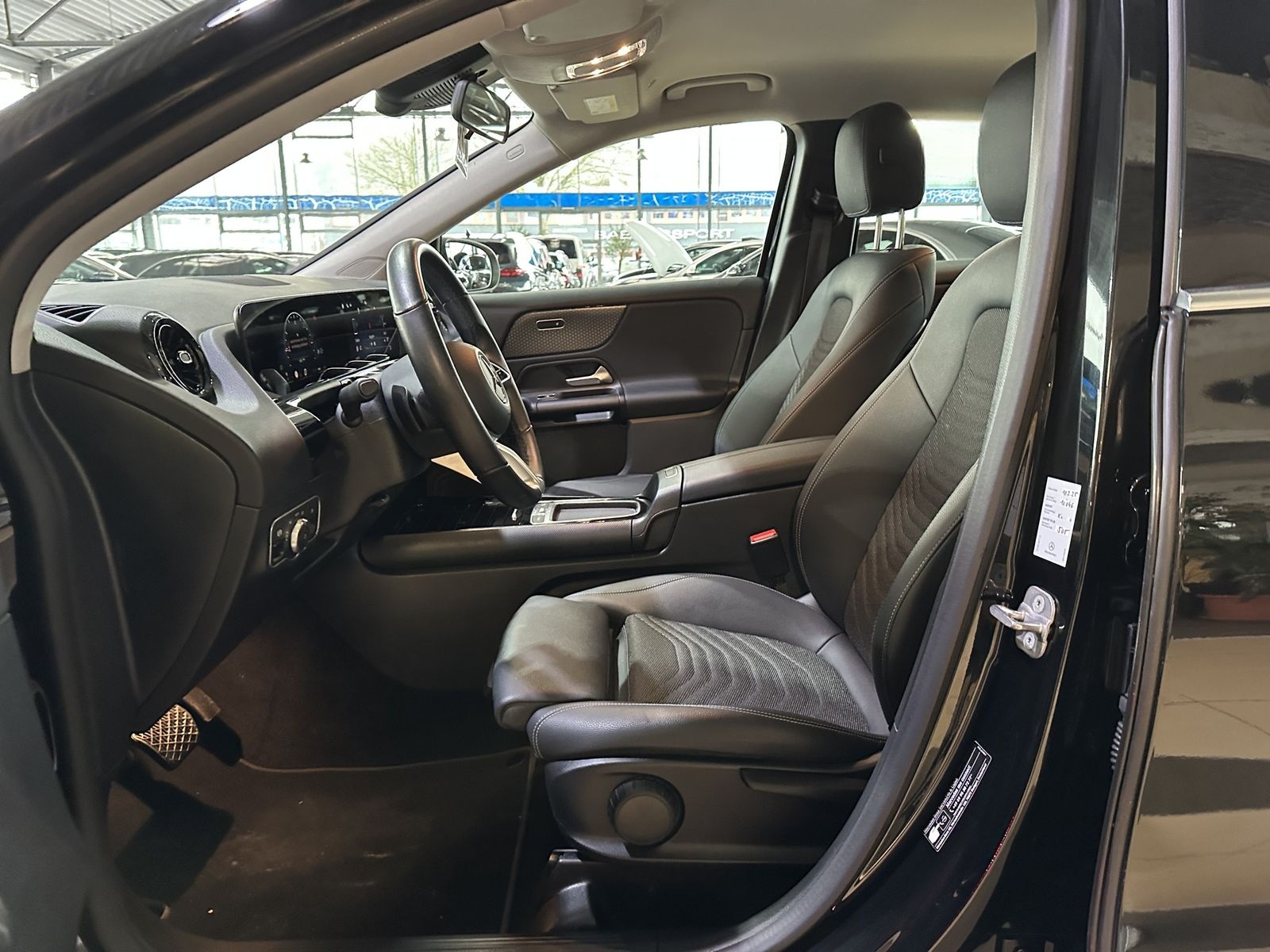 Mercedes-Benz GLA 180 Navi Distr.+ dig.Cockpit R.Cam DAB SHZ foto 8