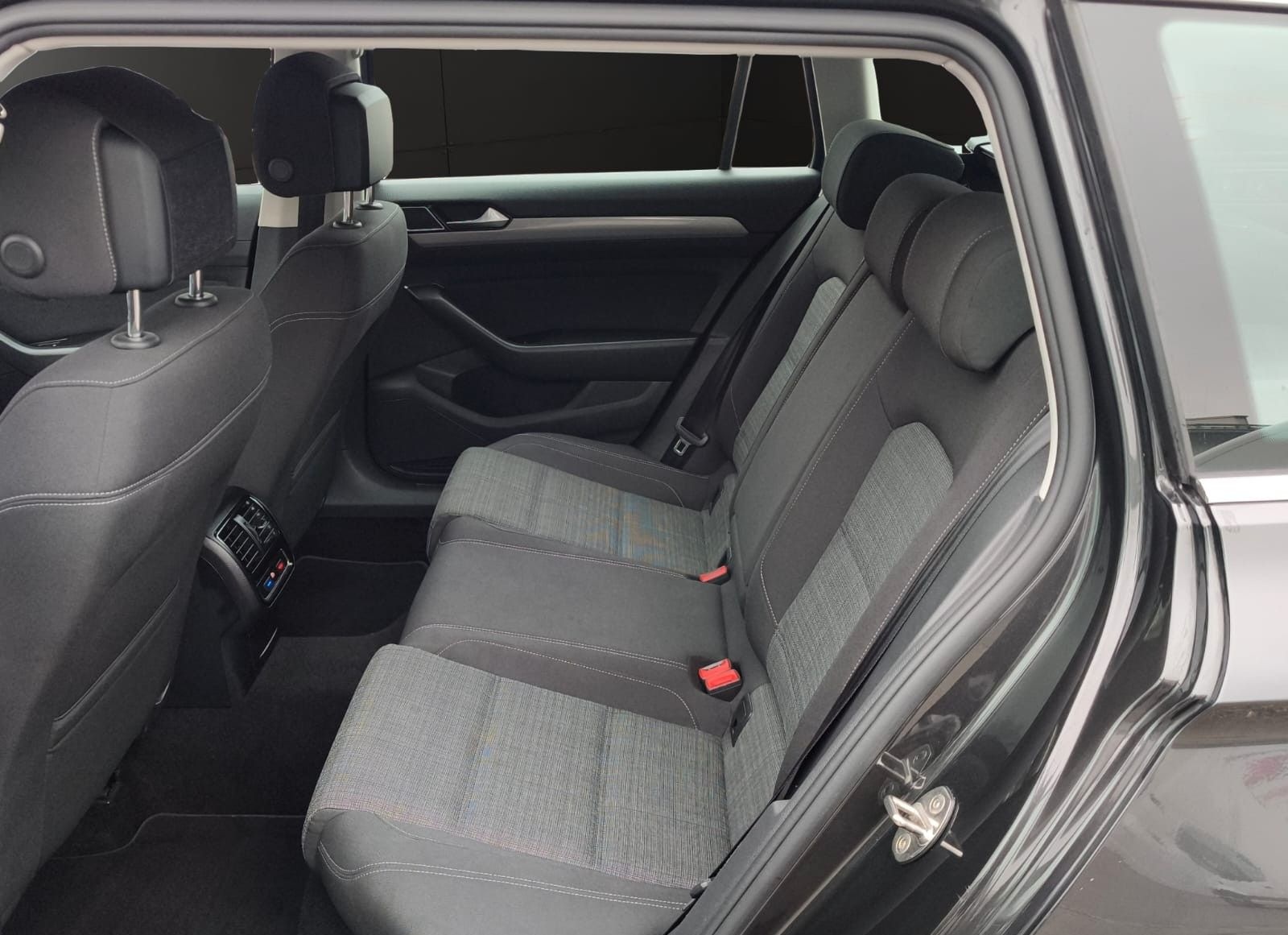 Volkswagen Passat Variant Business/AHK/LED/ACC/RFK foto 12